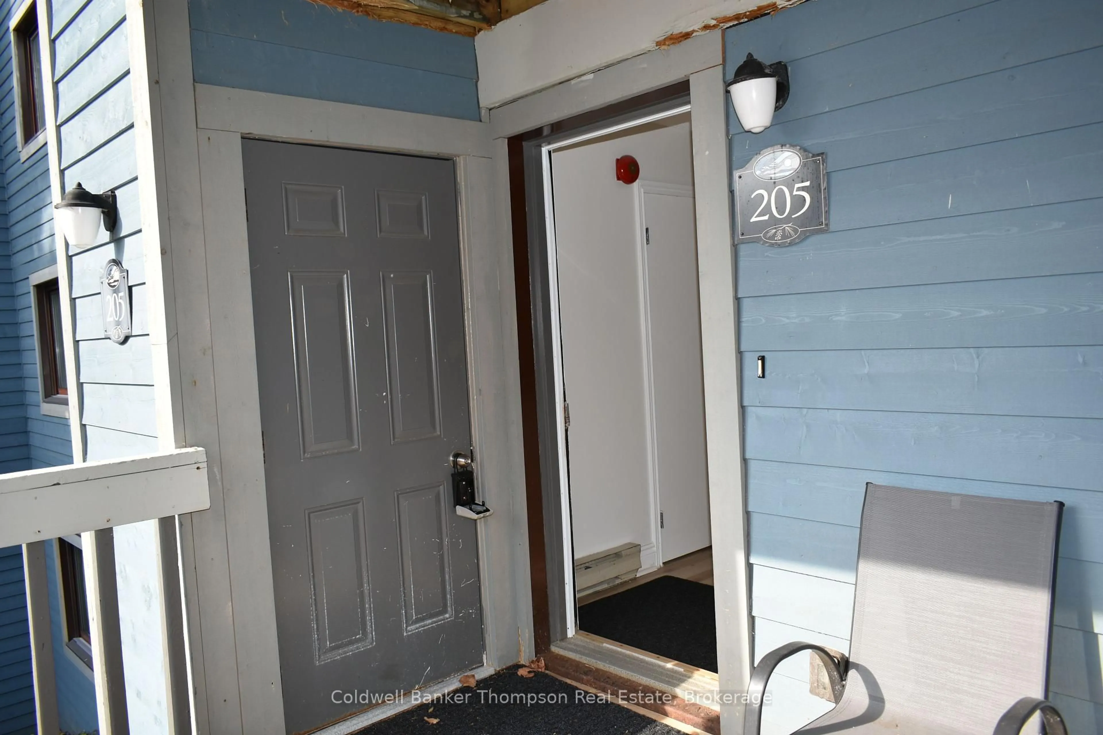 Indoor entryway for 23-205 MAPLERIDGE DEERHURST Dr, Huntsville Ontario P1H 1A9