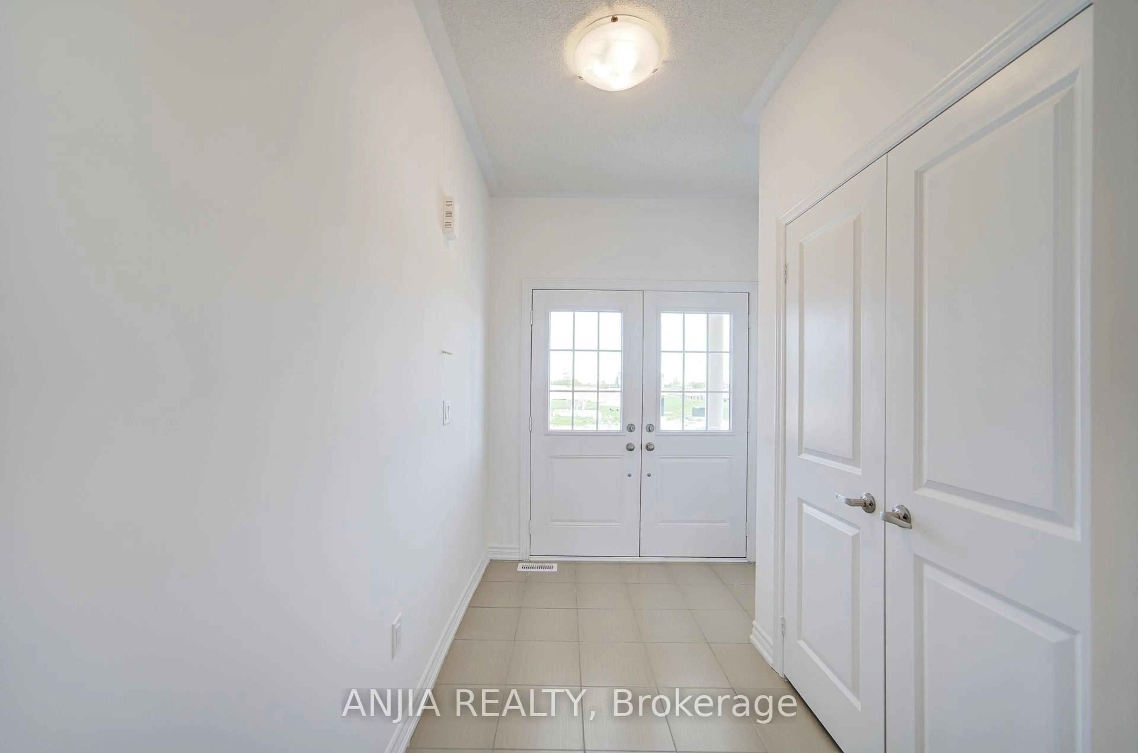 Indoor entryway for 447 Vandusen Ave, Southgate Ontario N0C 1B0