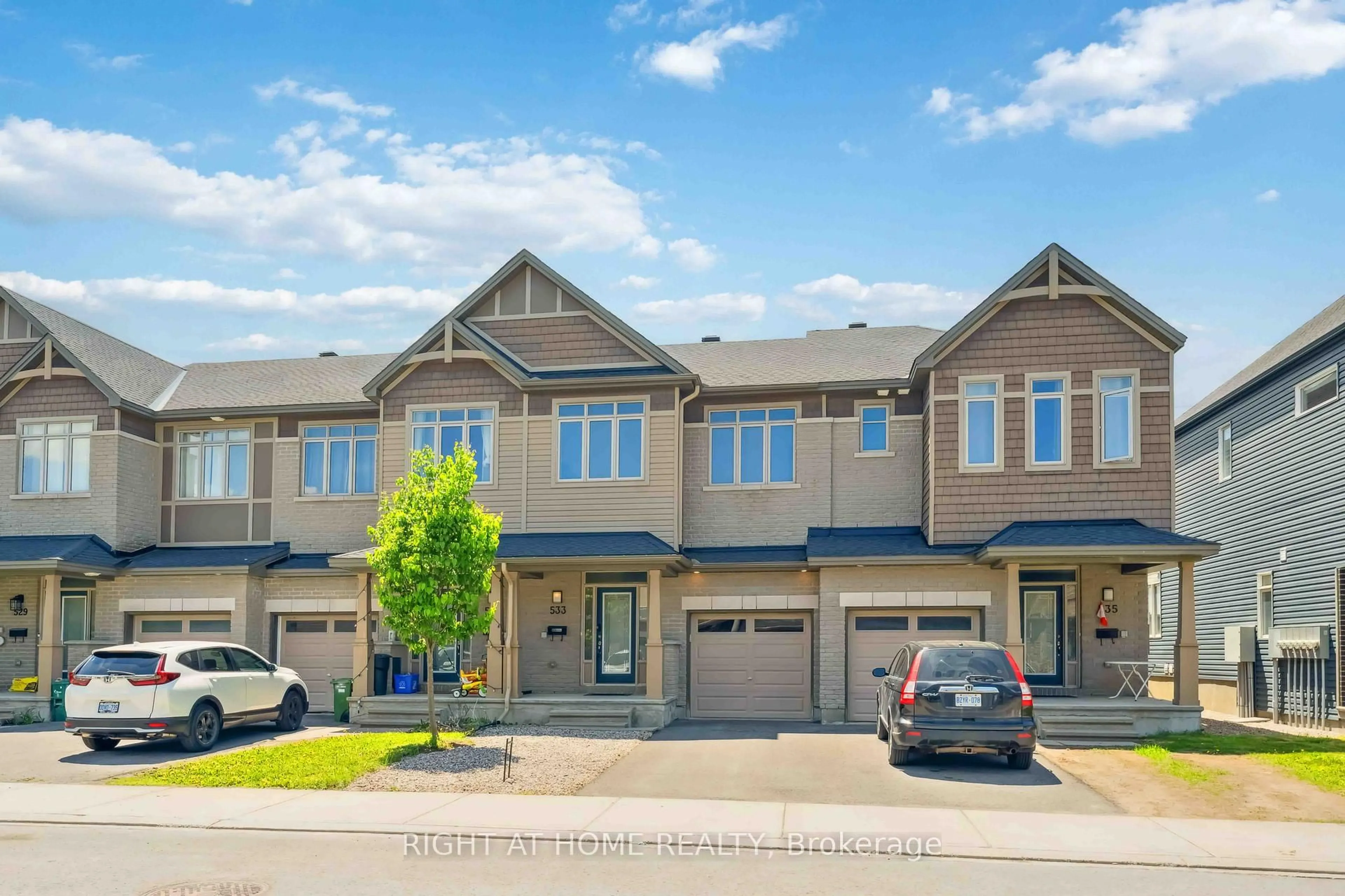 A pic from outside/outdoor area/front of a property/back of a property/a pic from drone, street for 533 Rioja St, Ottawa Ontario K2S 0V9