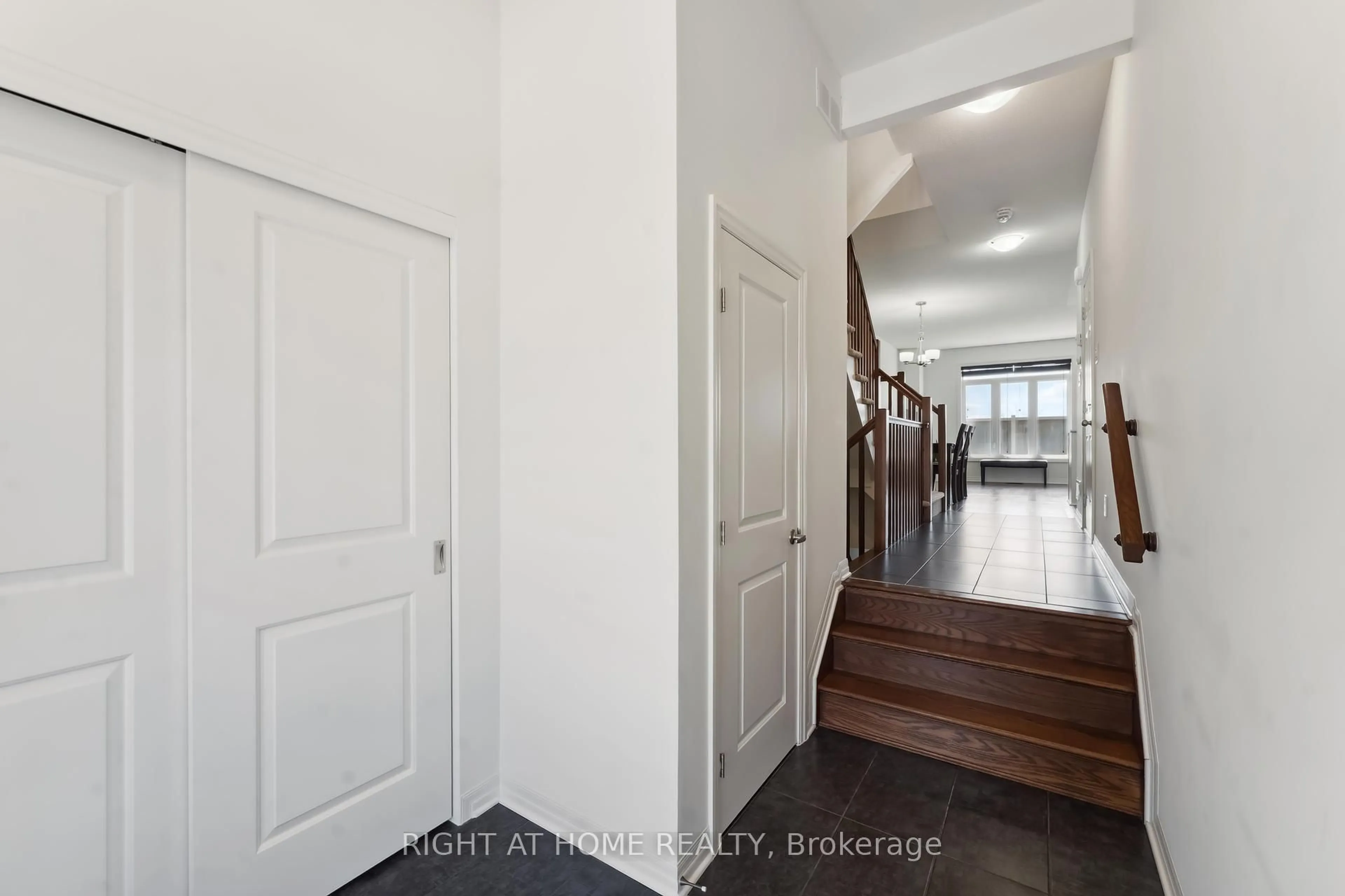 Indoor entryway for 533 Rioja St, Ottawa Ontario K2S 0V9