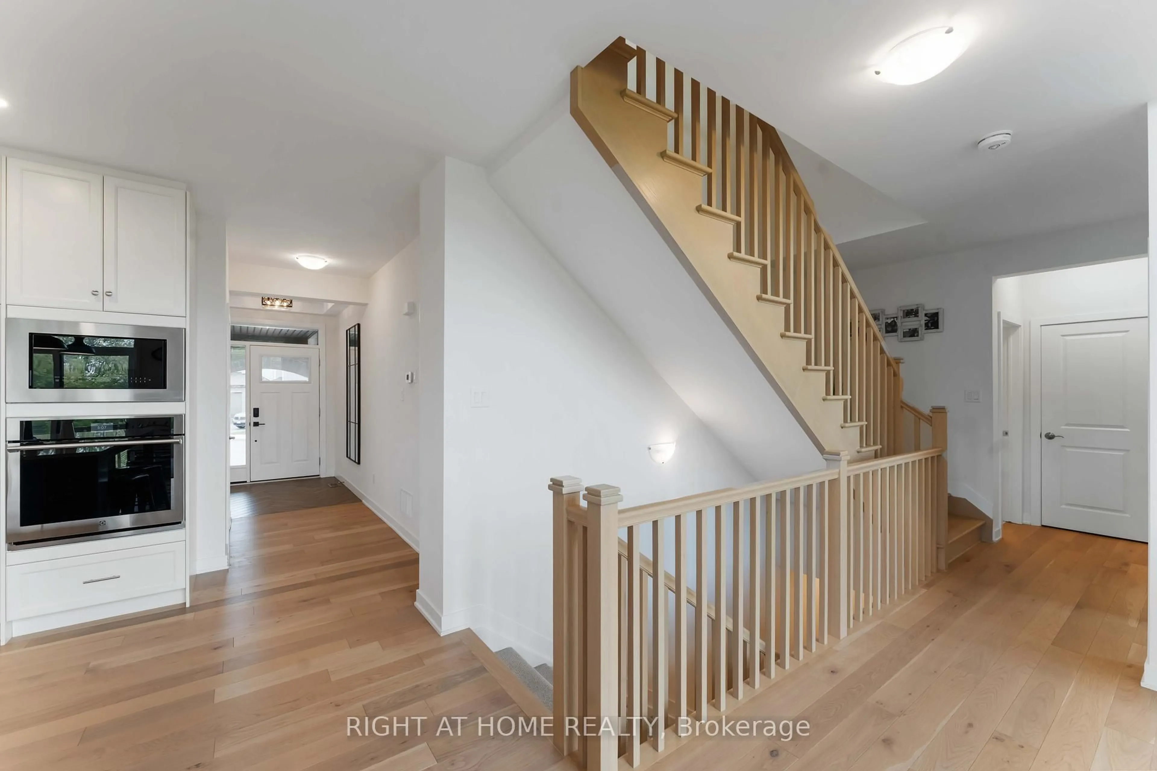 Stairs for 707 Kirkham Cres, Richmond Ontario K0A 2Z0