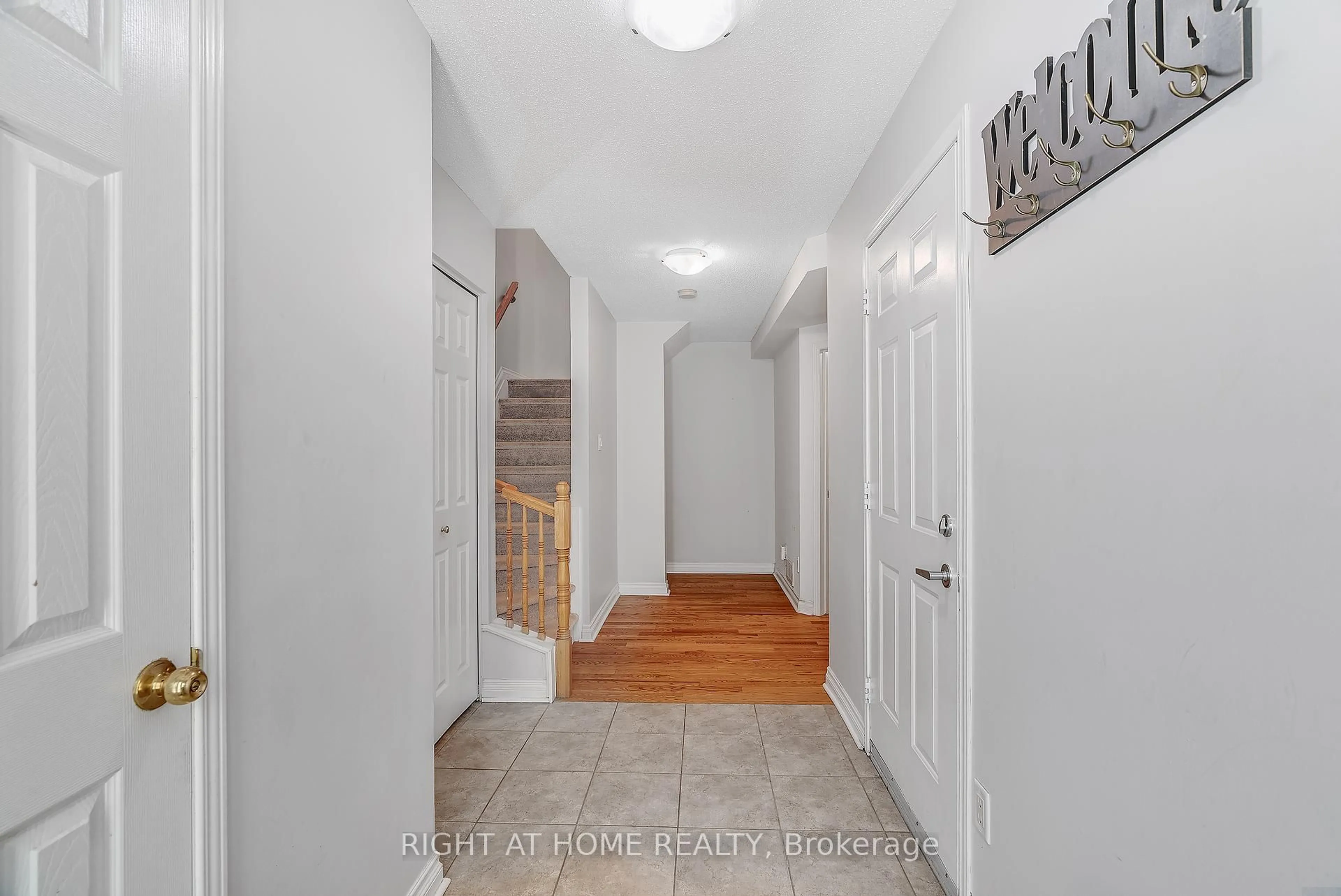 Indoor entryway for 134 Fordham Private, Ottawa Ontario K2C 4G5