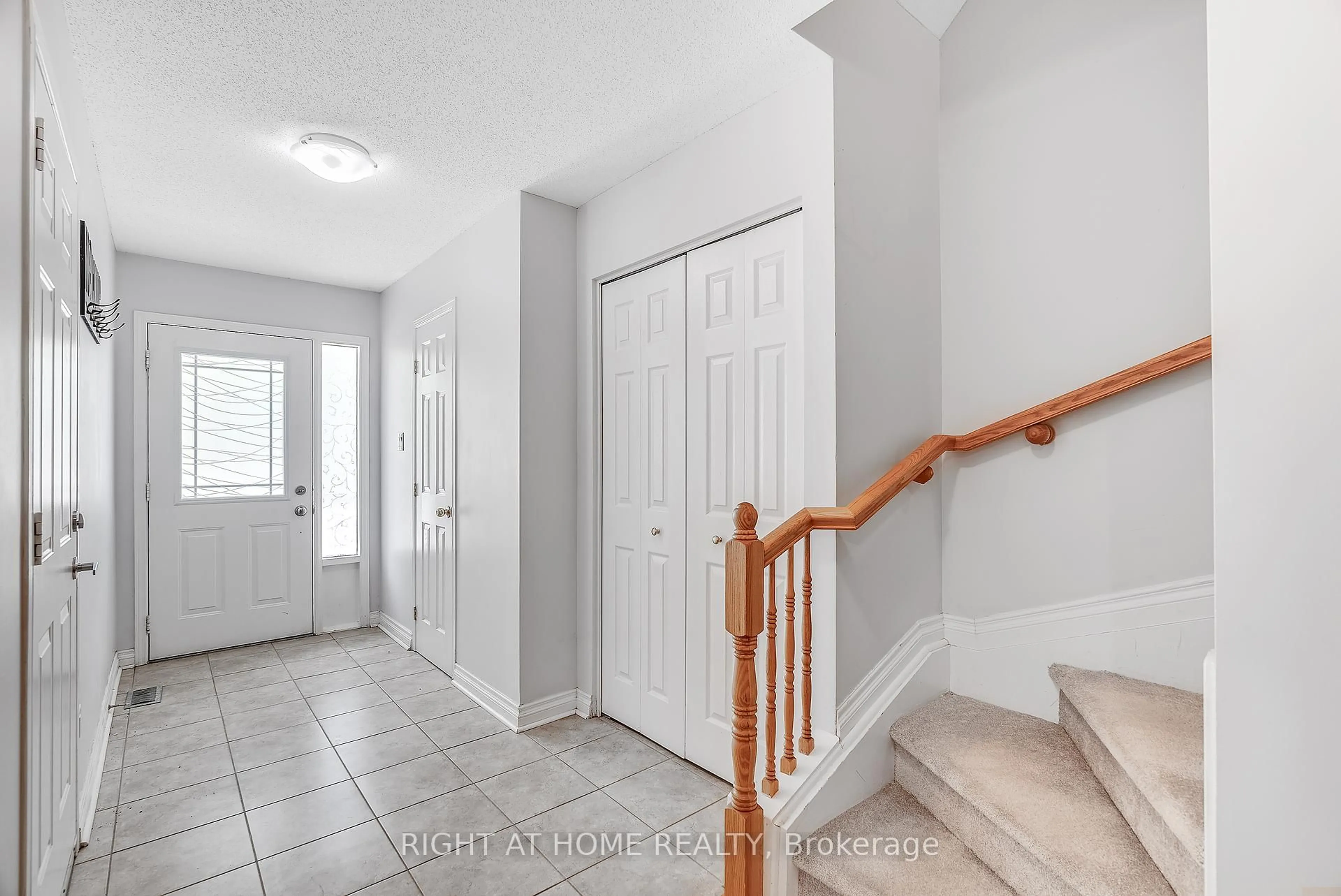 Indoor entryway for 134 Fordham Private, Ottawa Ontario K2C 4G5