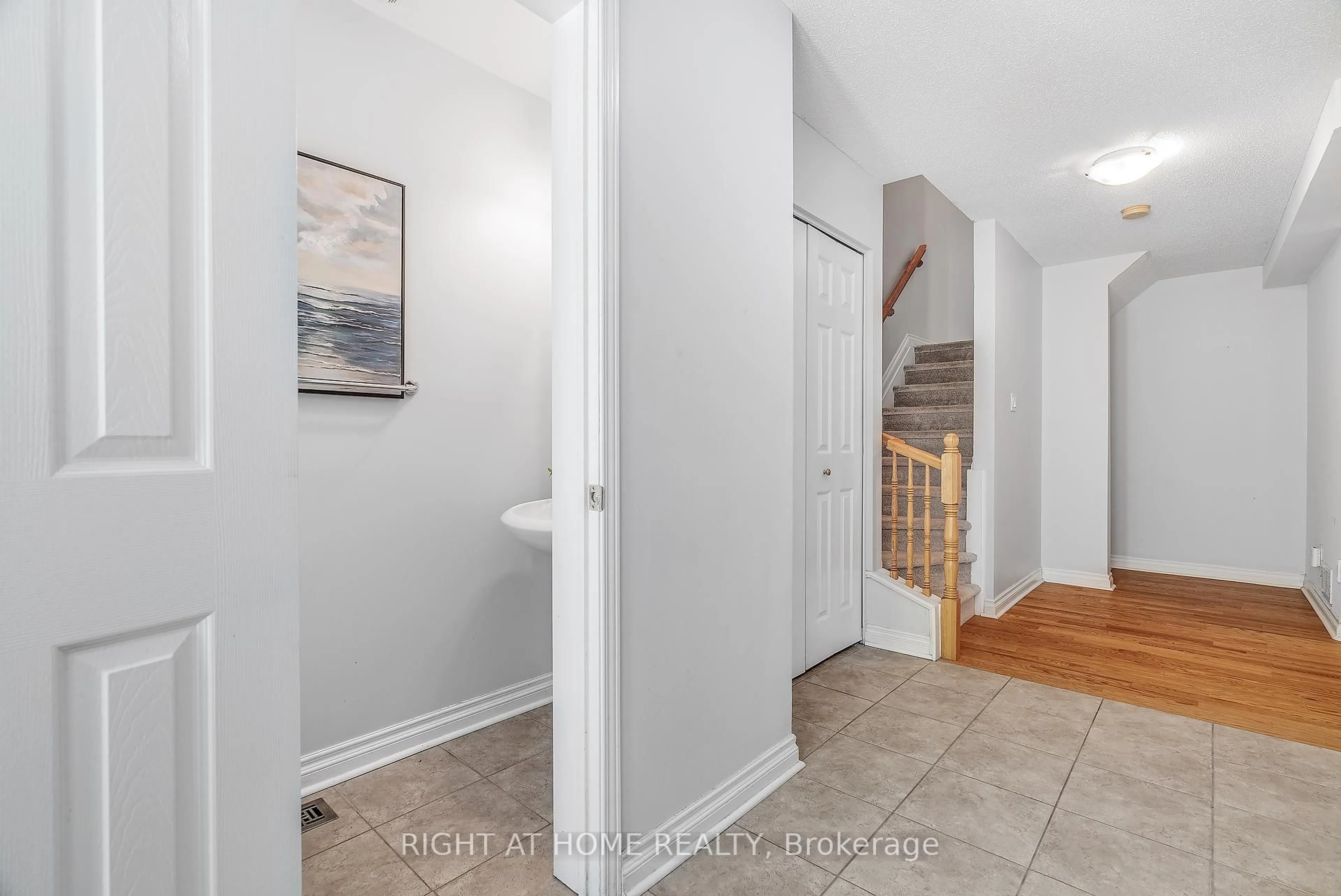 Indoor entryway for 134 Fordham Private, Ottawa Ontario K2C 4G5
