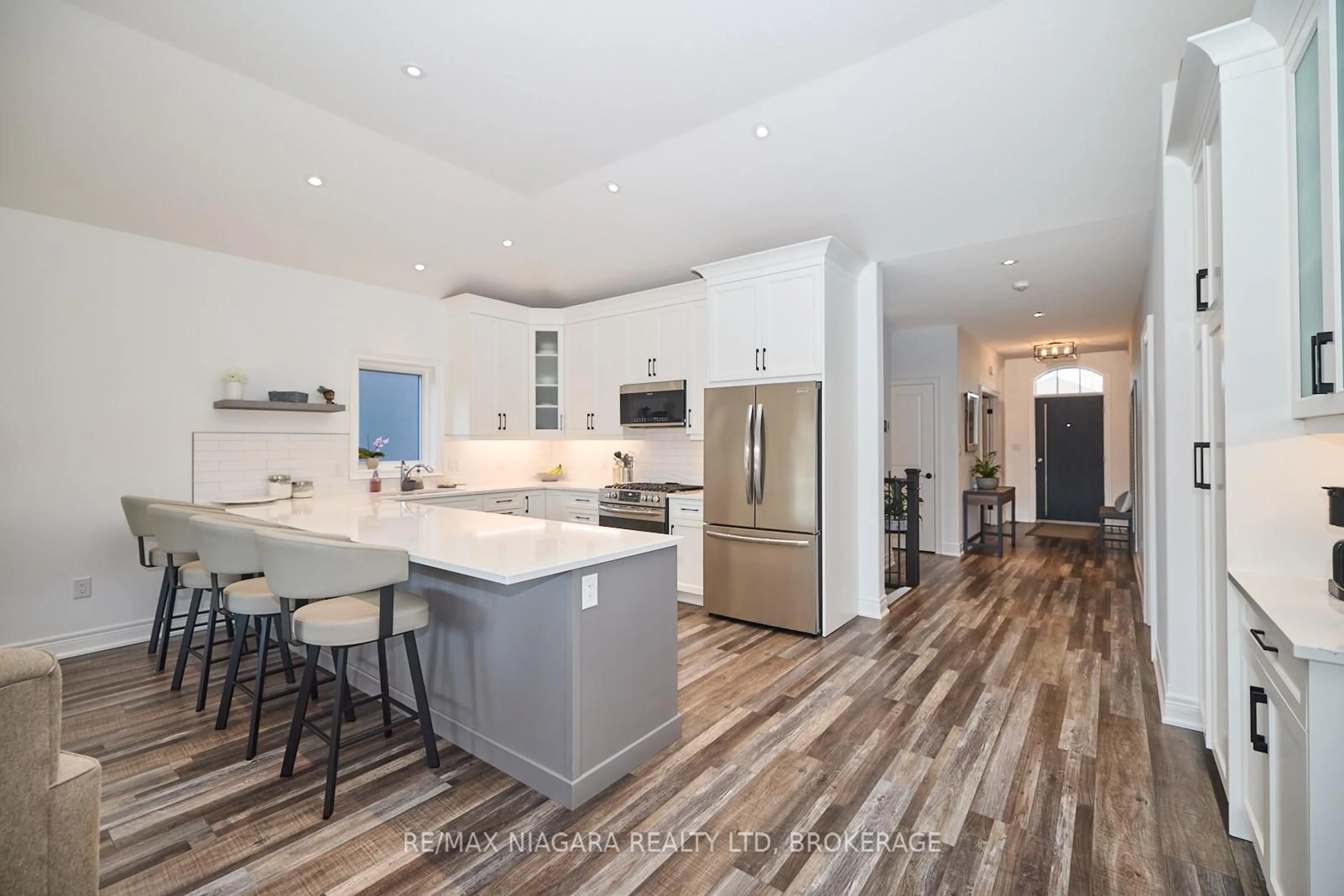 Open concept kitchen, unknown for 26 Sunrise Crt, Fort Erie Ontario L0S 1N0
