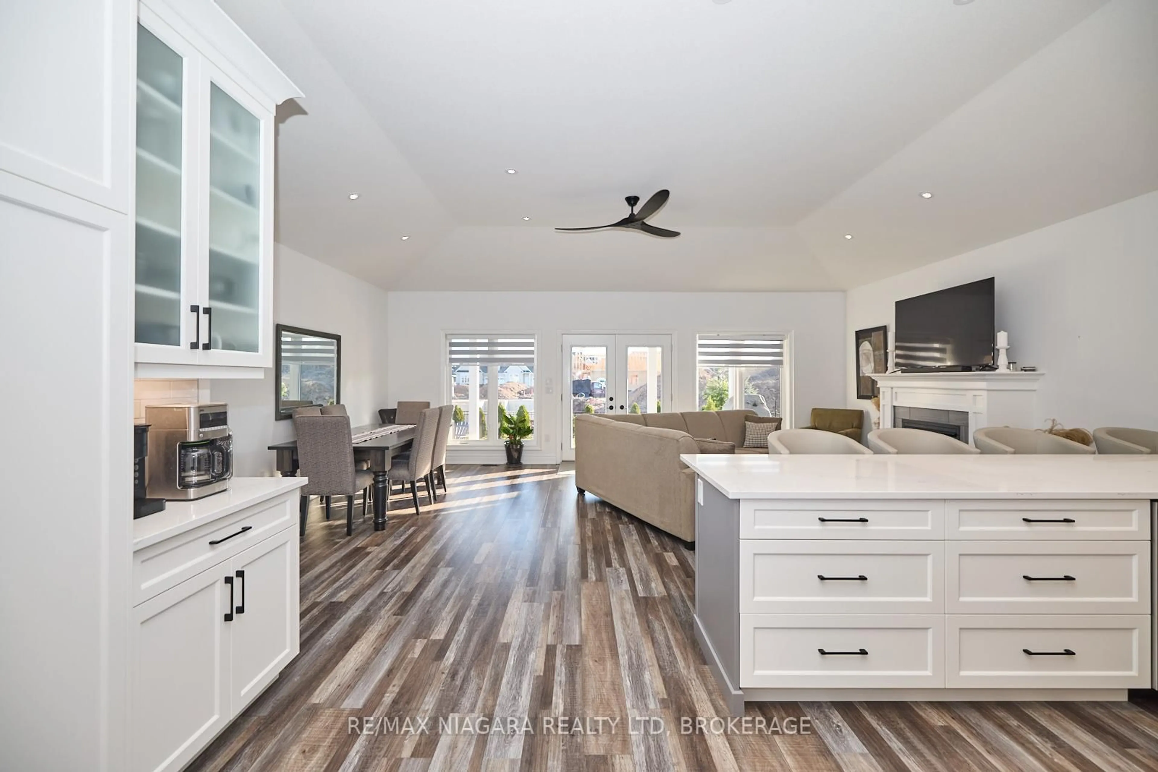 Open concept kitchen, unknown for 26 Sunrise Crt, Fort Erie Ontario L0S 1N0