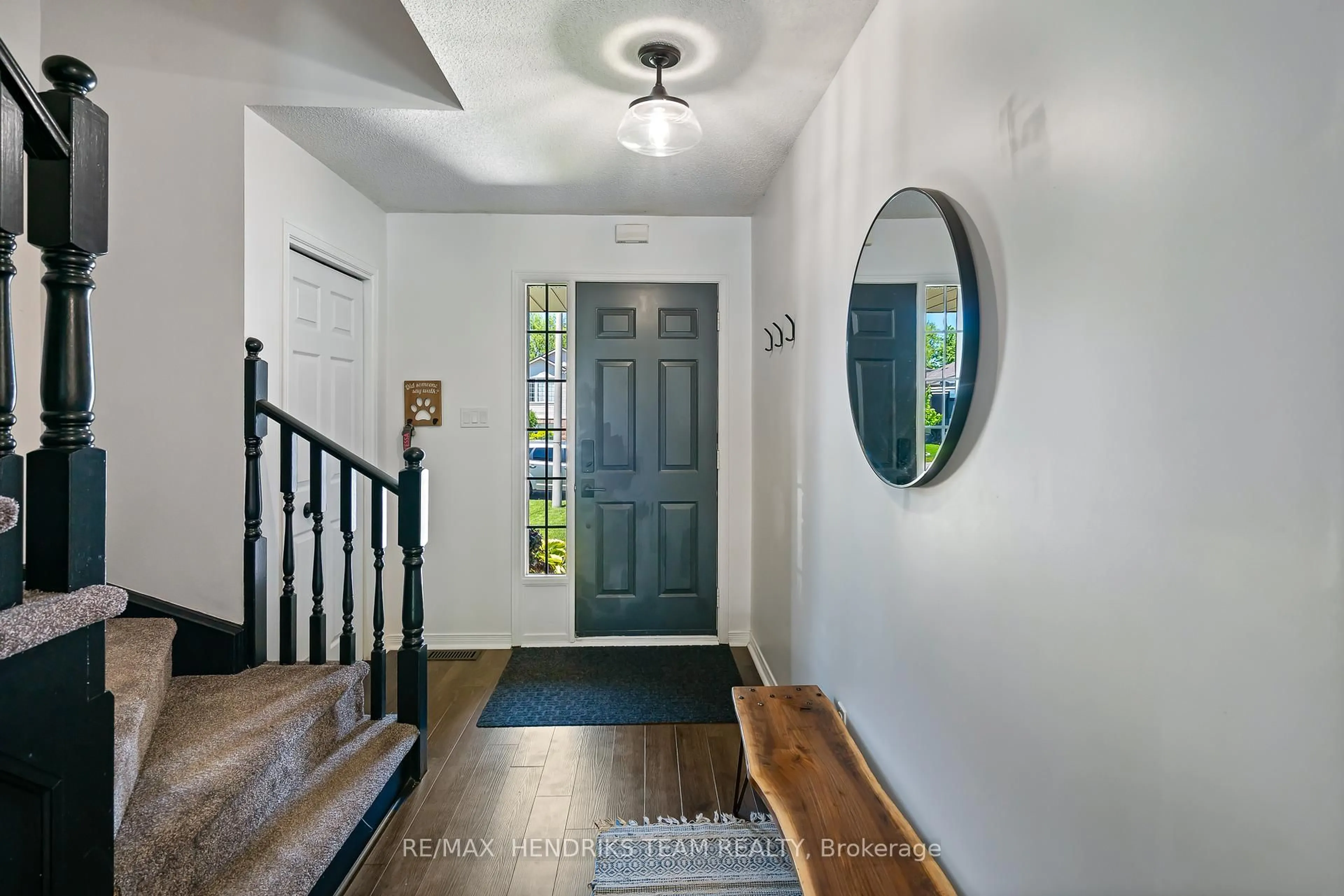 Indoor entryway for 5152 Mulberry Dr, Lincoln Ontario L0R 1B8