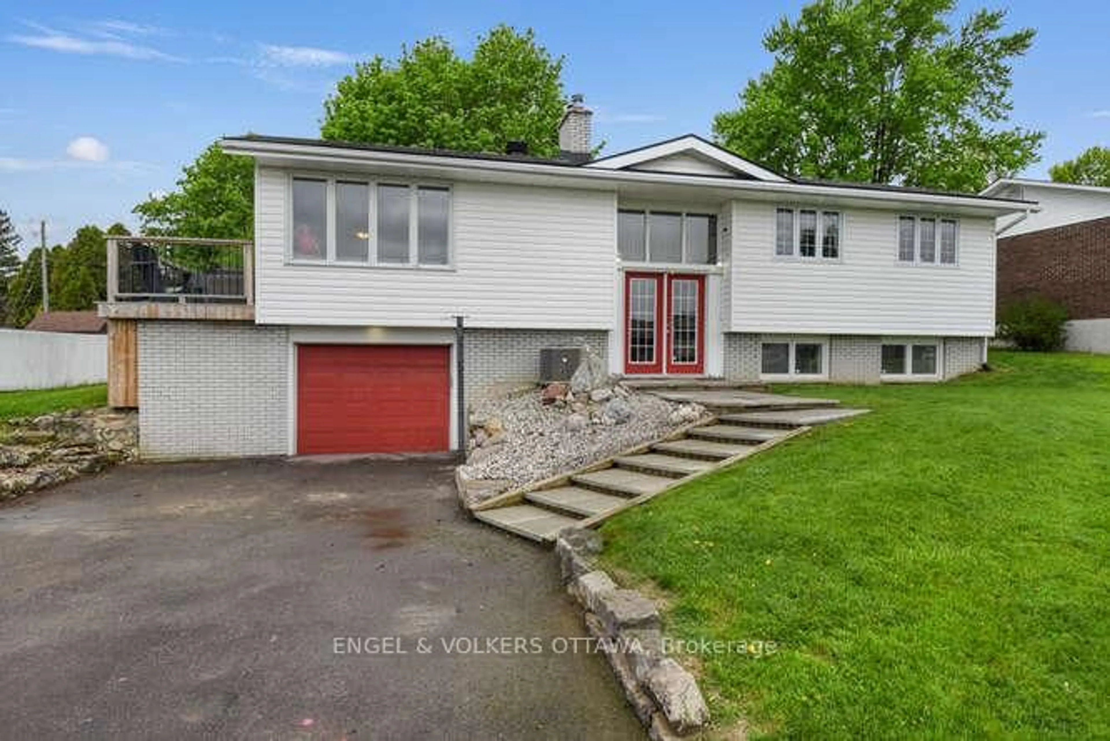 A pic from outside/outdoor area/front of a property/back of a property/a pic from drone, street for 14 Island Park Dr, South Dundas Ontario K0E 1K0