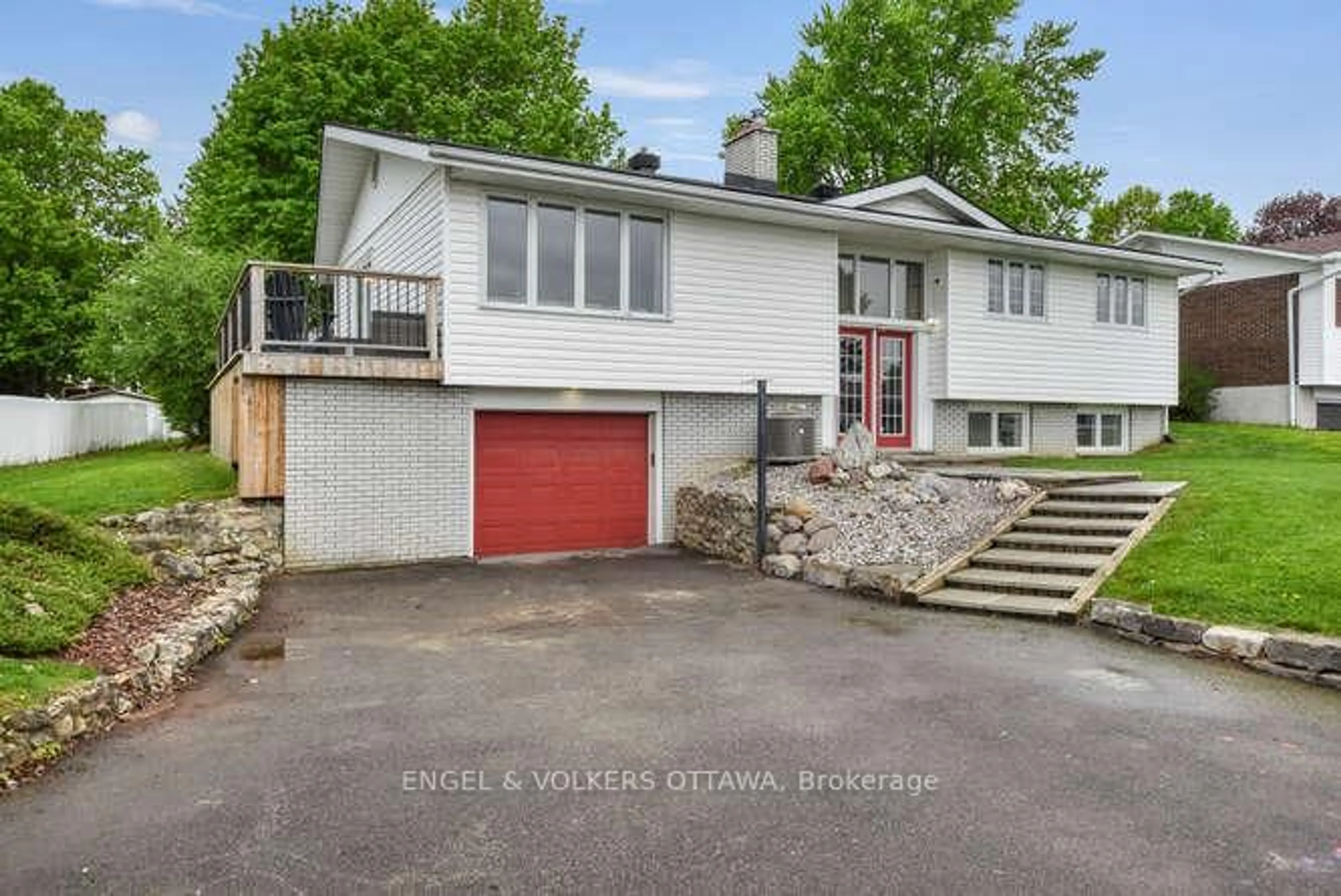 A pic from outside/outdoor area/front of a property/back of a property/a pic from drone, street for 14 Island Park Dr, South Dundas Ontario K0E 1K0