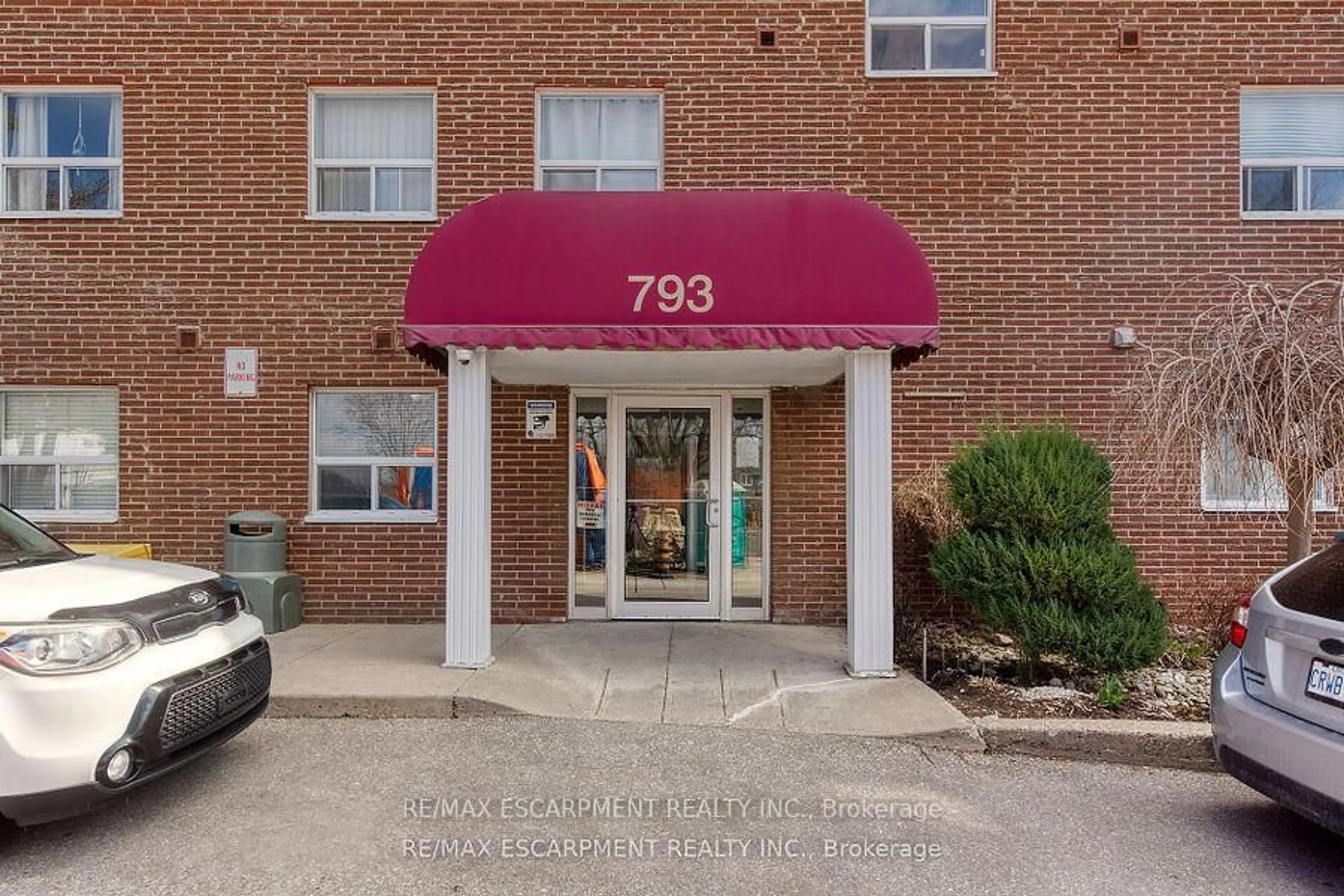 Indoor foyer for 793 Colborne St #512, Brantford Ontario N3S 7J3