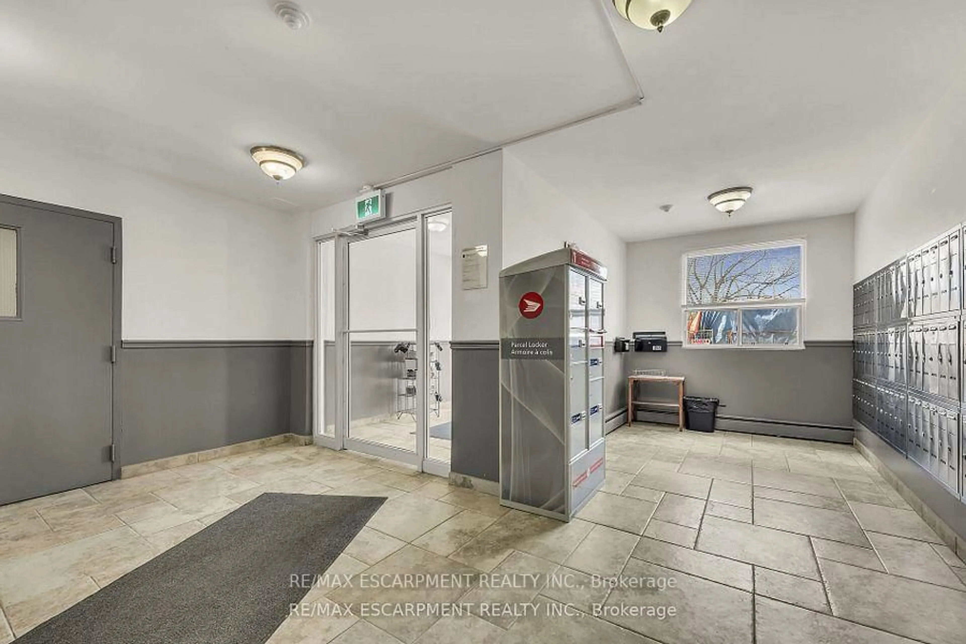 Indoor foyer for 793 Colborne St #512, Brantford Ontario N3S 7J3