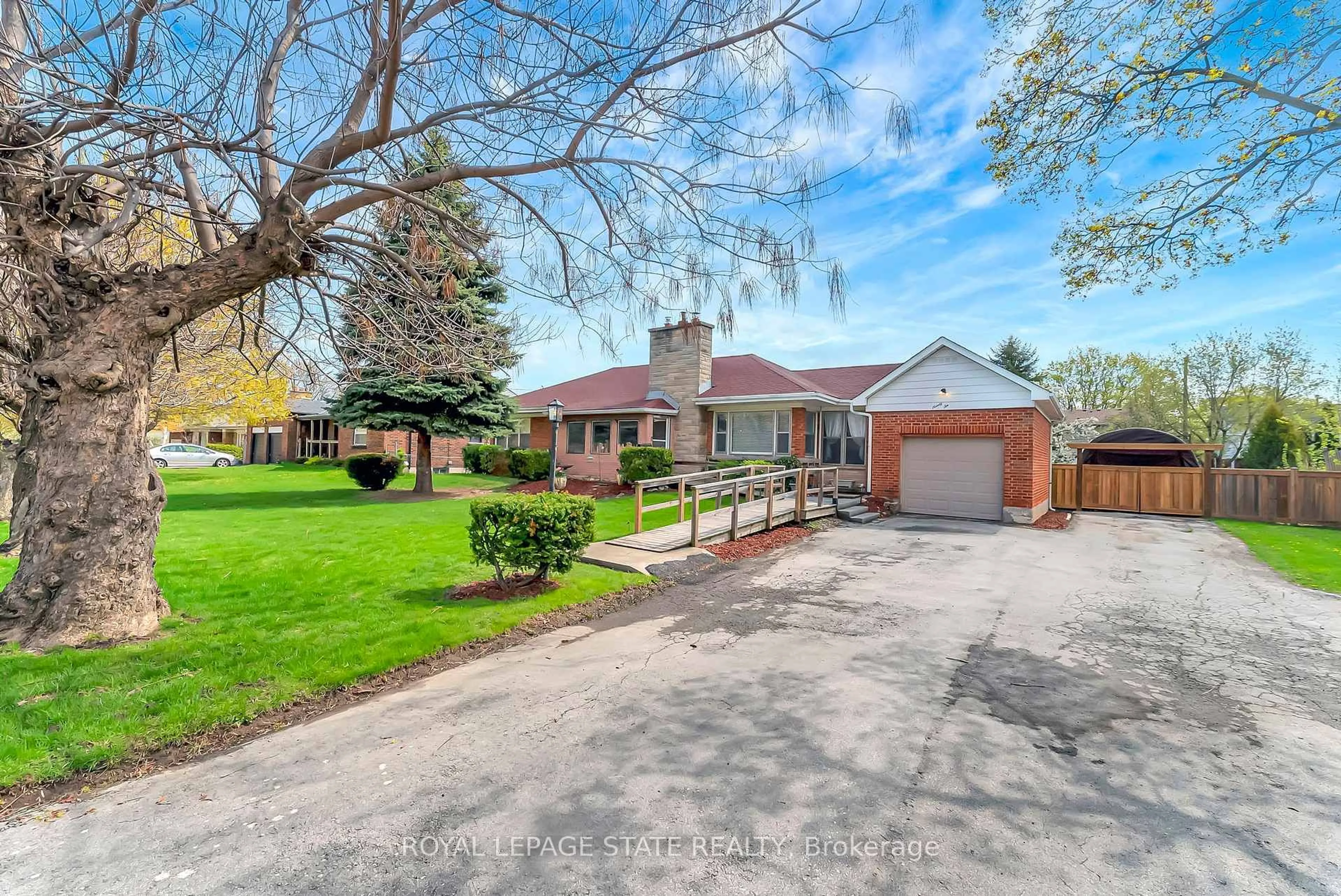 A pic from outside/outdoor area/front of a property/back of a property/a pic from drone, street for 96 Gray Rd, Hamilton Ontario L8G 3V1