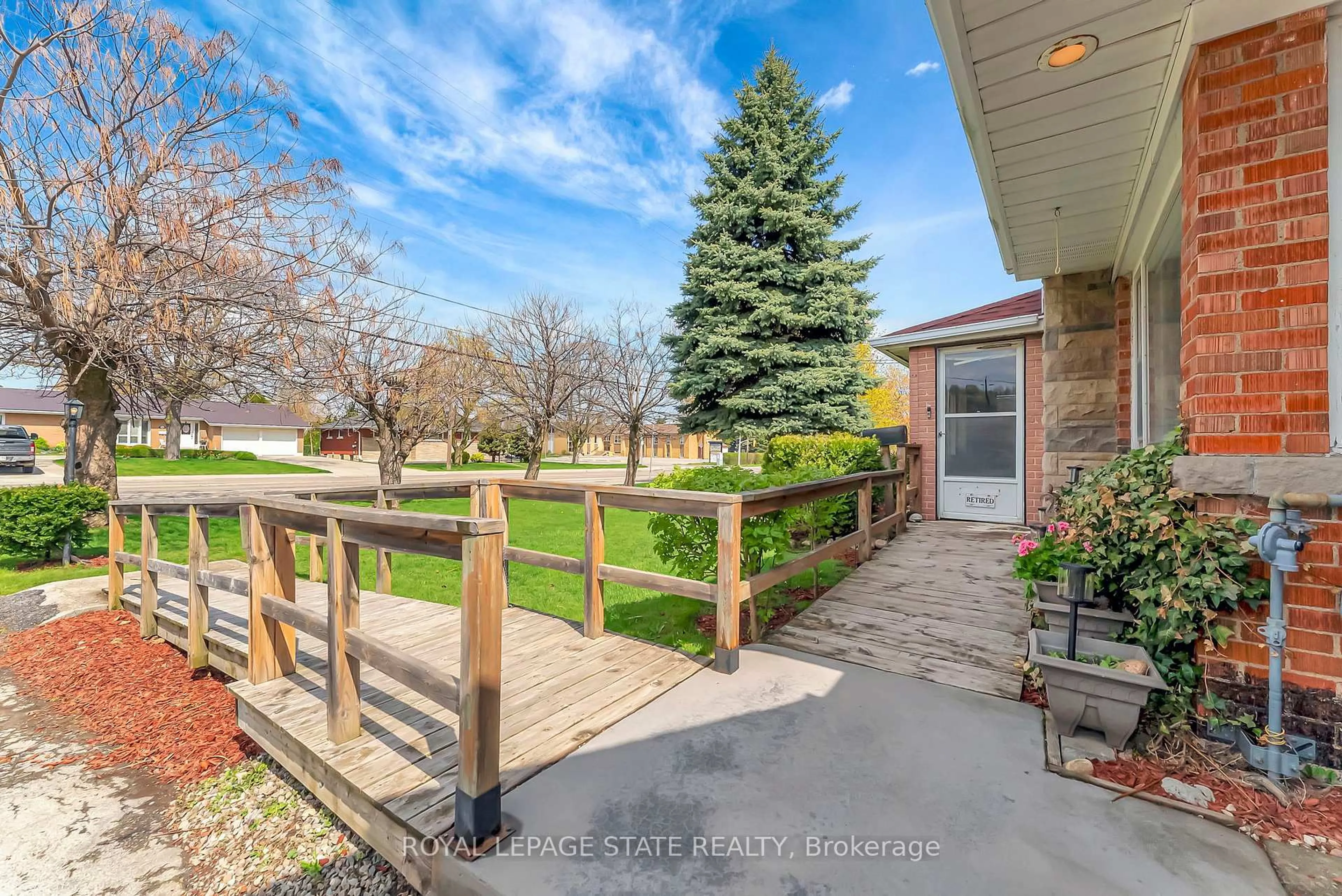 Patio, street for 96 Gray Rd, Hamilton Ontario L8G 3V1