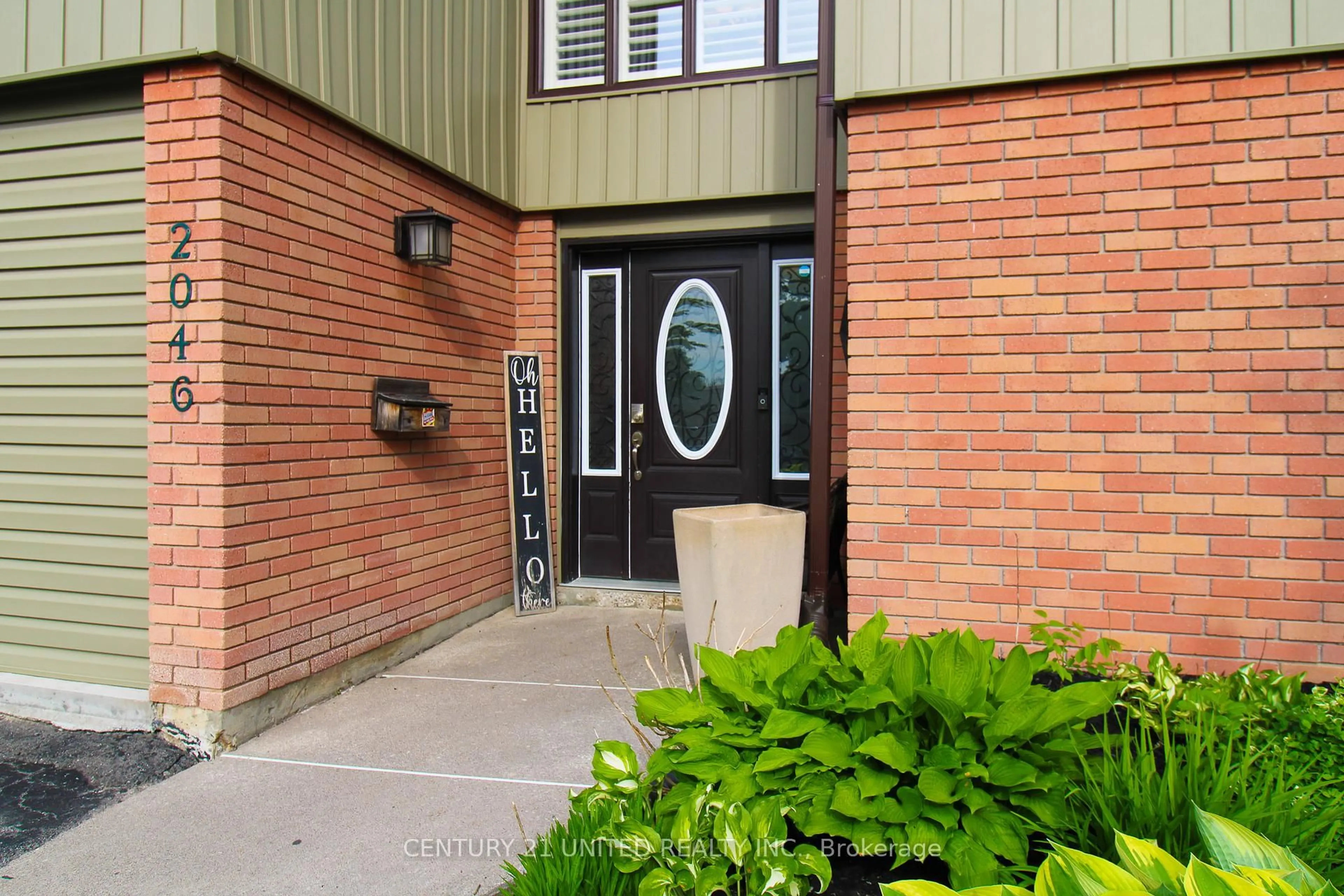 Indoor foyer for 2046 Meadowview Rd, Peterborough East Ontario K9L 1S4