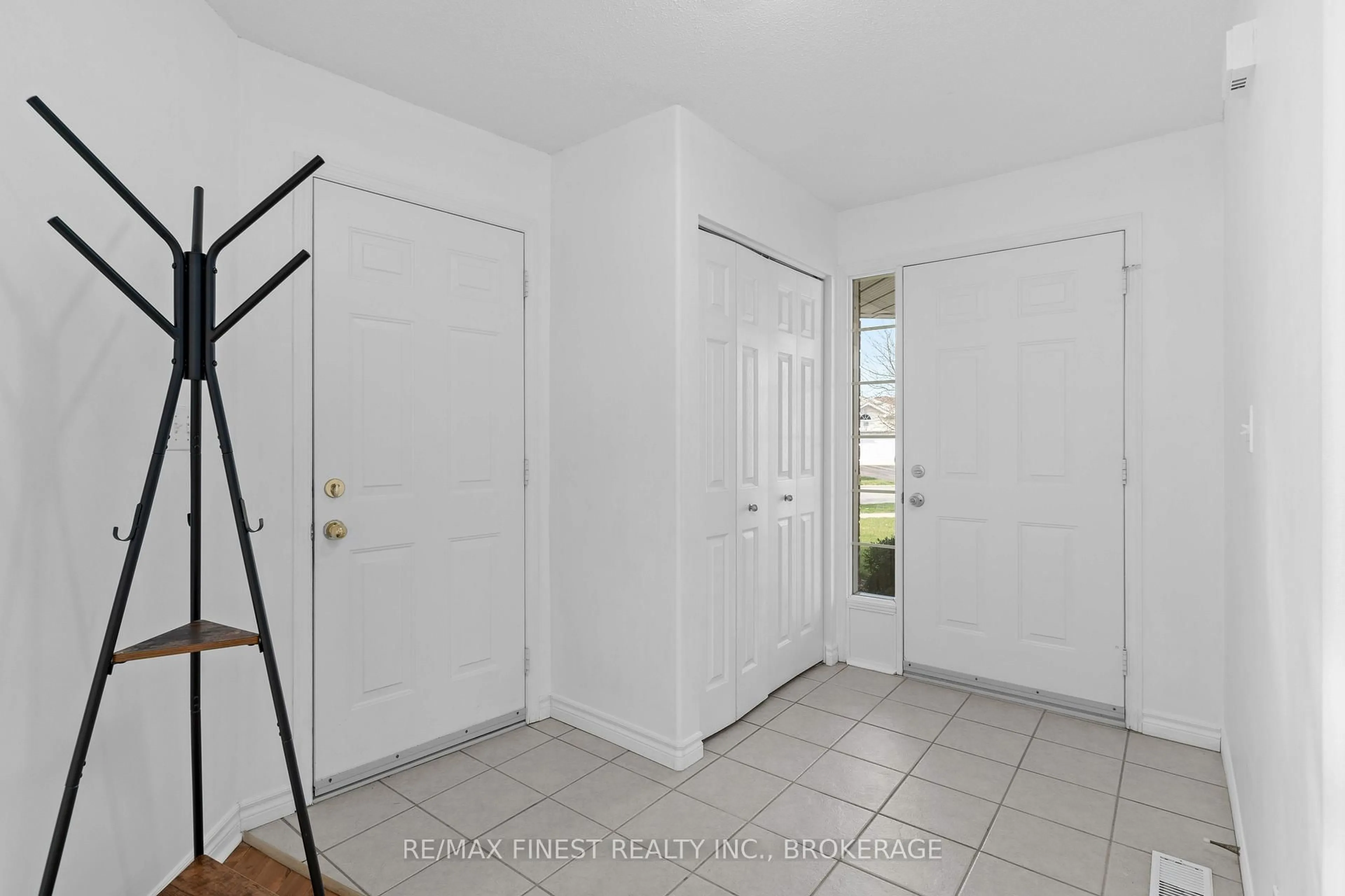 Indoor entryway for 195 Sheridan St, Kingston Ontario K7P 3E4