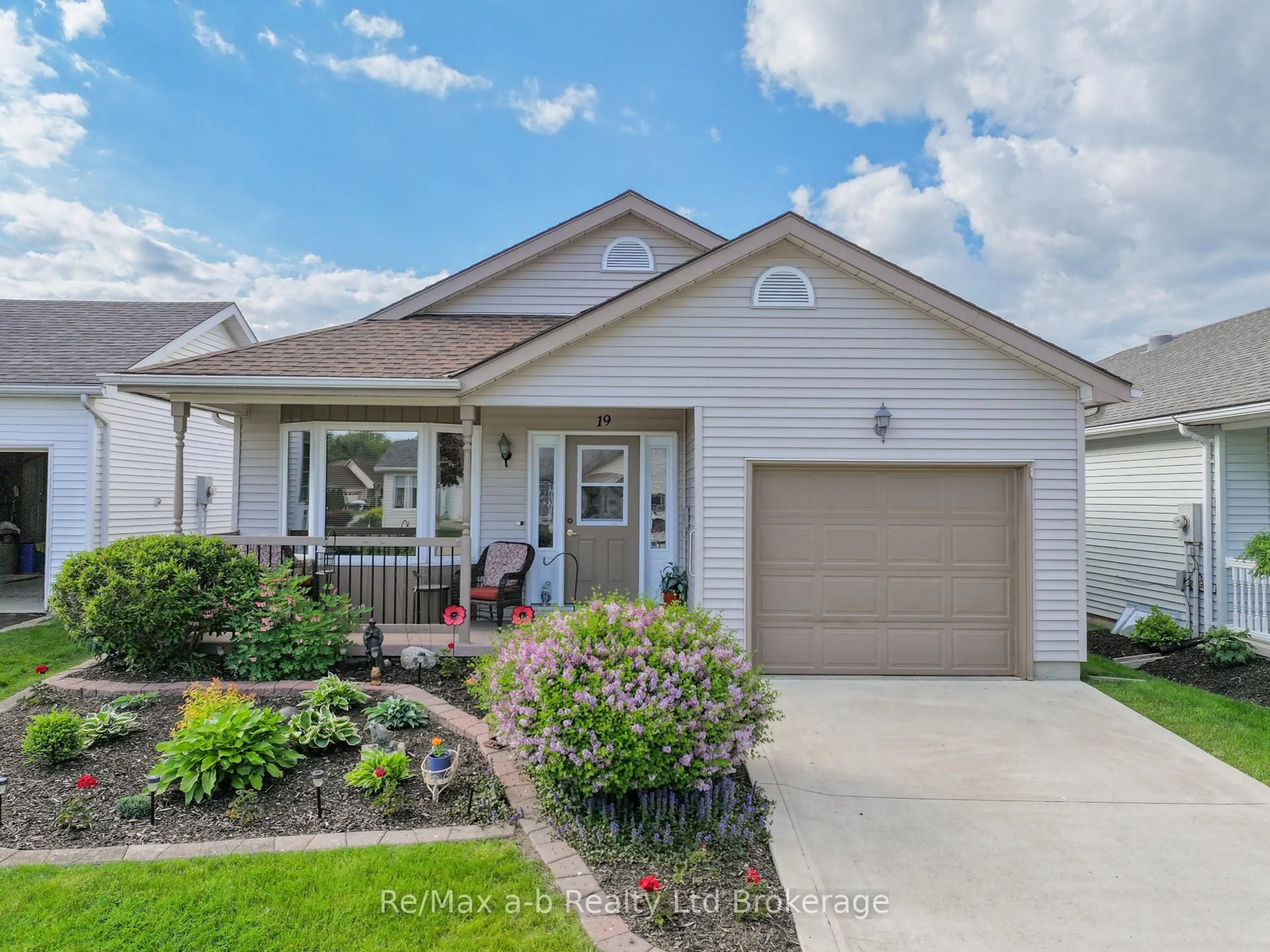 Home with vinyl exterior material, street for 19 Brasher Dr, Tillsonburg Ontario N4G 5T2