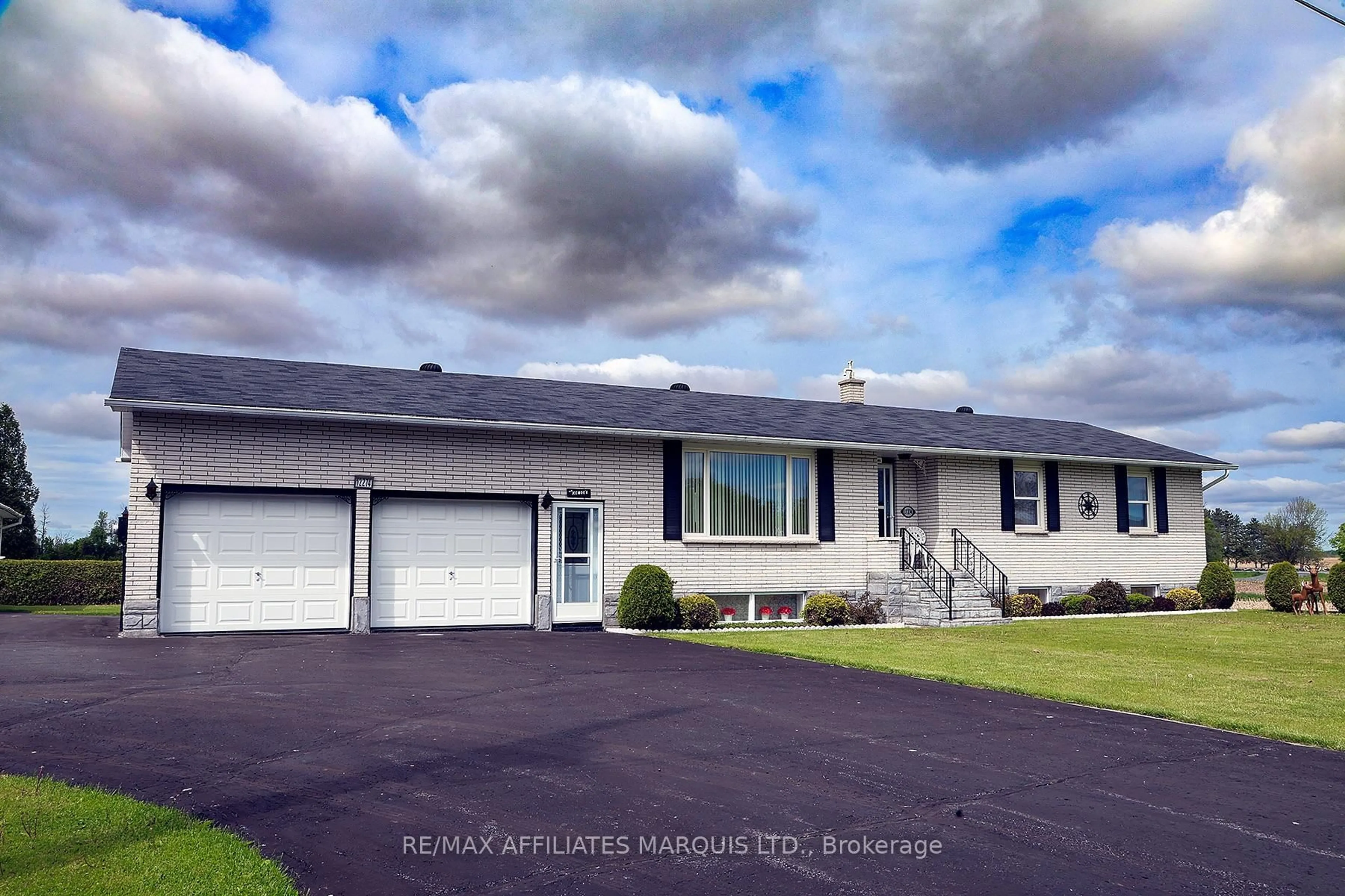 Home with vinyl exterior material, unknown for 12274 County Rd 18 Rd, South Dundas Ontario K0C 2H0
