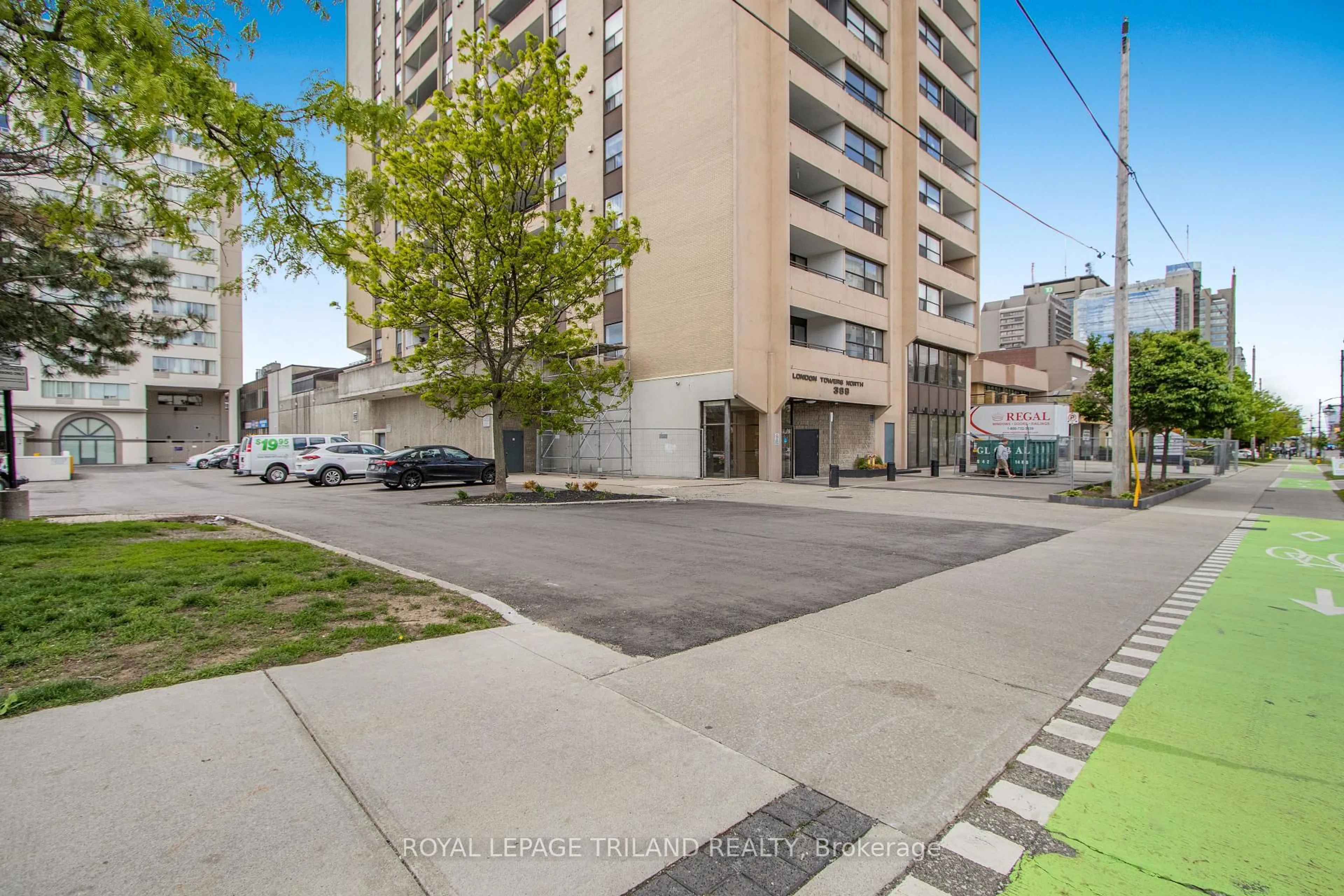 A pic from outside/outdoor area/front of a property/back of a property/a pic from drone, street for 389 Dundas St #2105, London East Ontario N6B 3L5