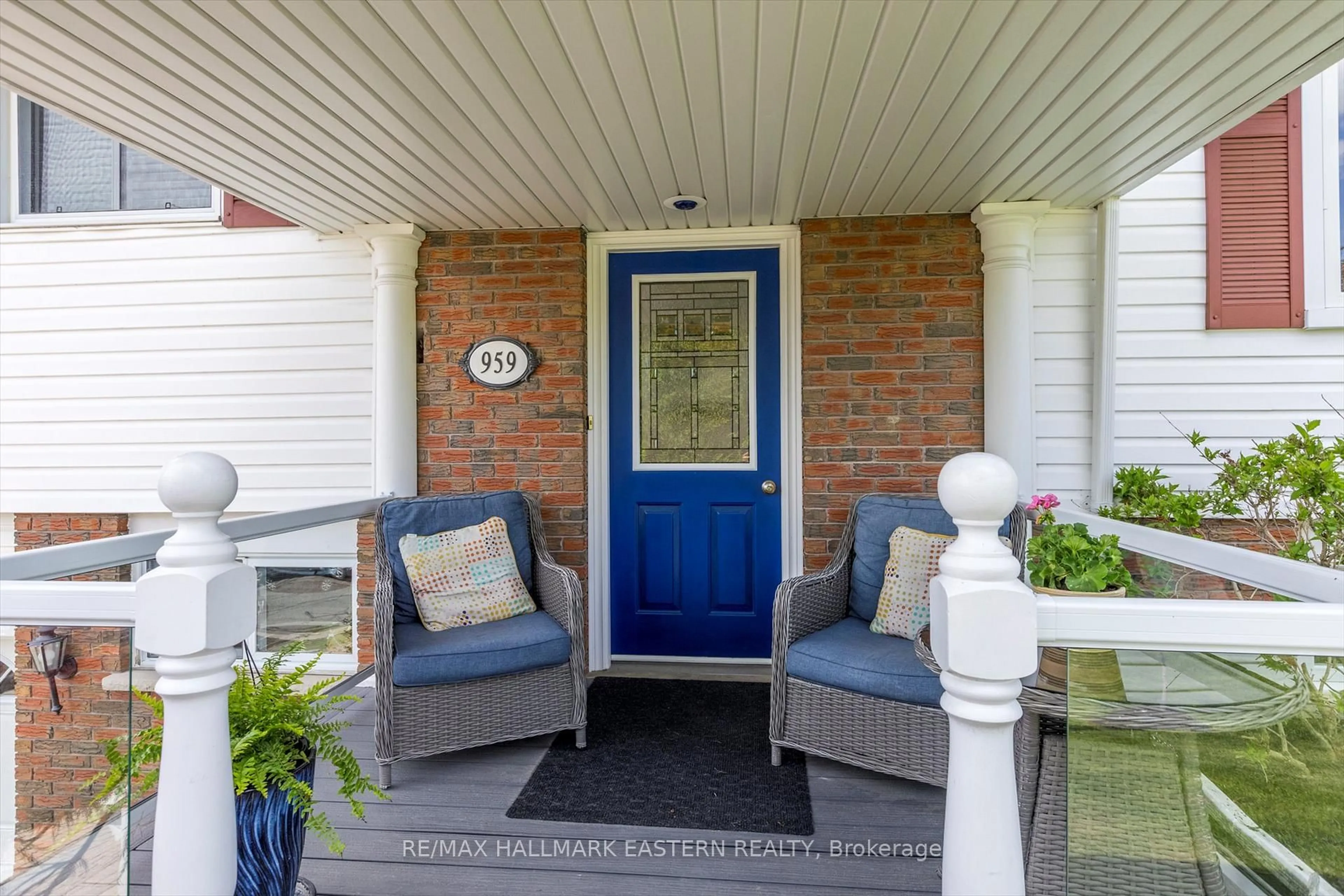 Indoor entryway for 959 Golfview Rd, Peterborough West Ontario K9J 7W2