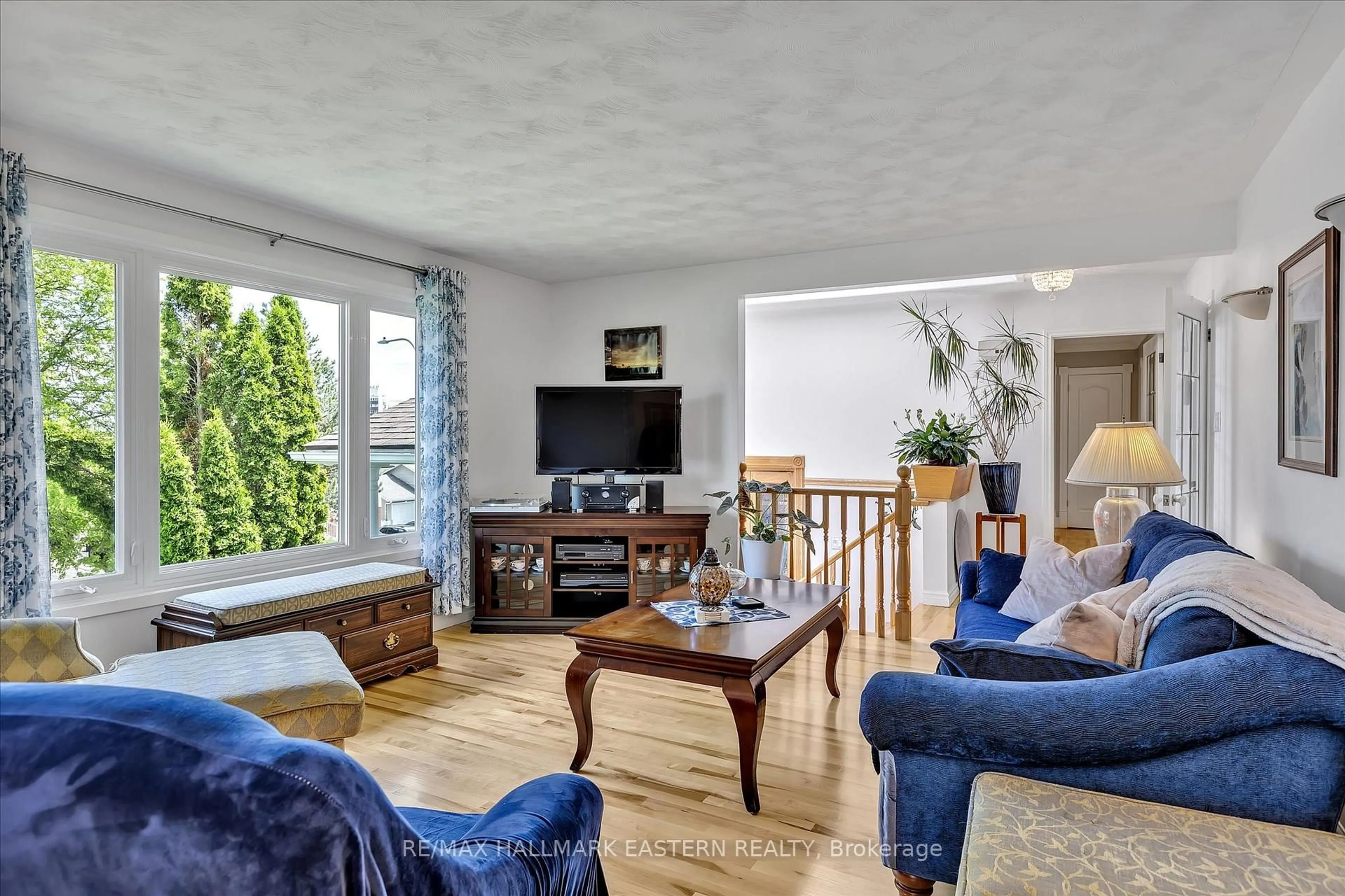 Living room with furniture, unknown for 959 Golfview Rd, Peterborough West Ontario K9J 7W2