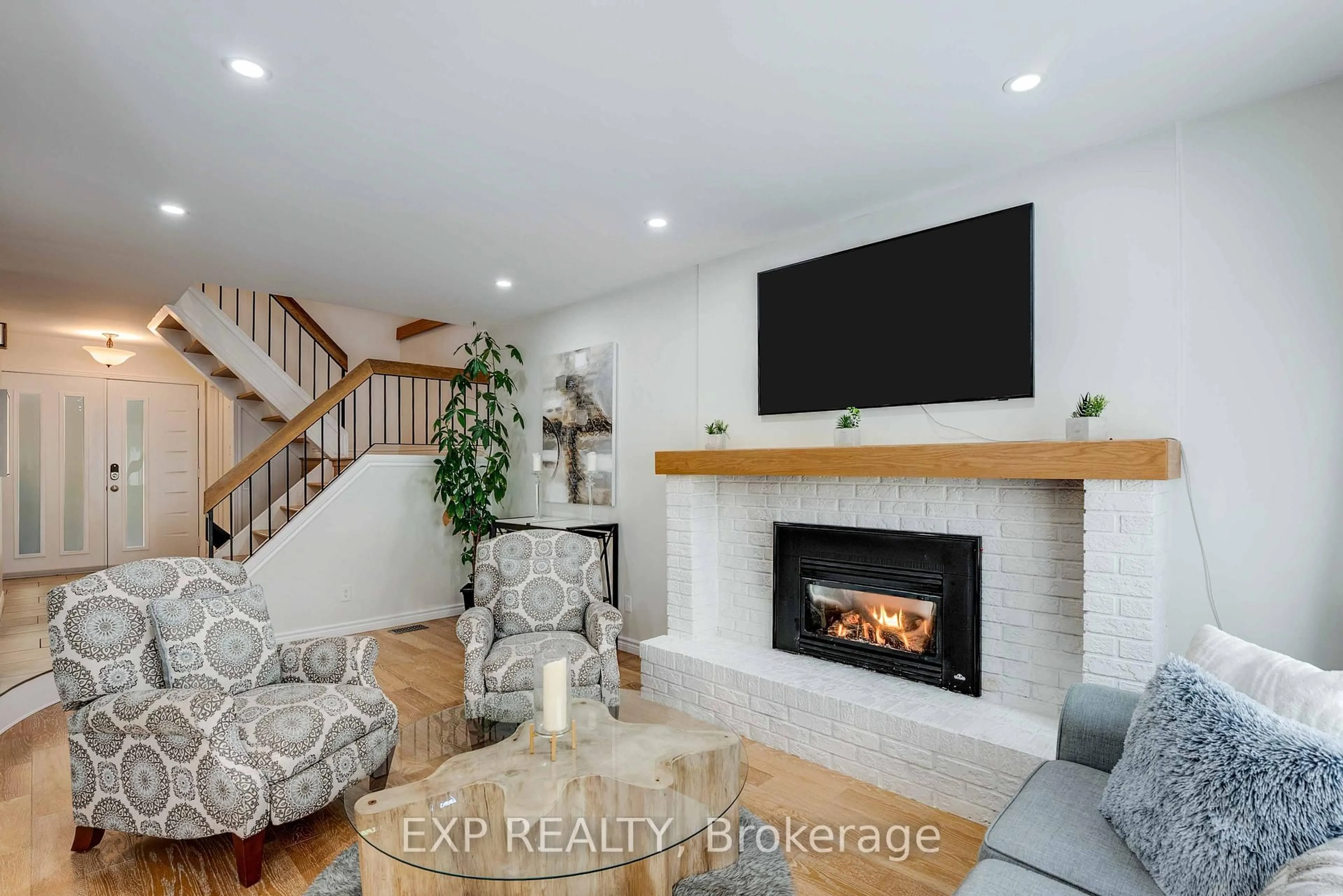 Living room with furniture, unknown for 113 Oneida Pl, Kitchener Ontario N2A 3G2