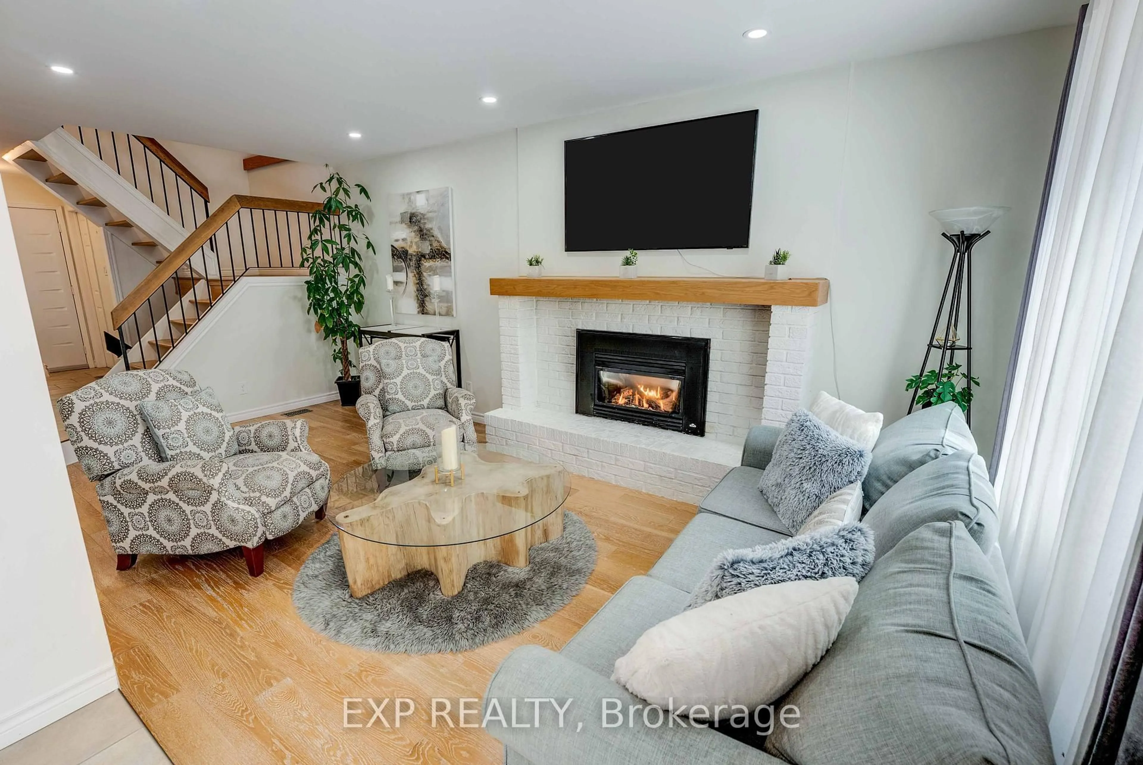 Living room with furniture, unknown for 113 Oneida Pl, Kitchener Ontario N2A 3G2