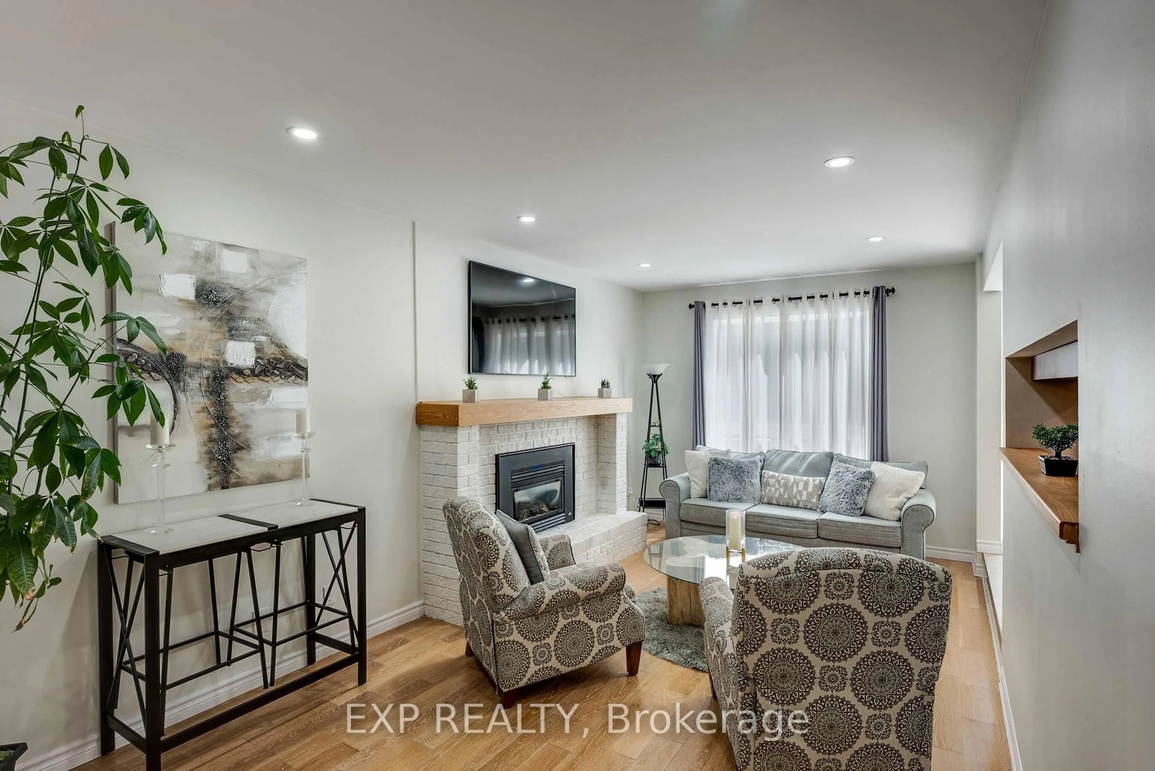 Living room with furniture, unknown for 113 Oneida Pl, Kitchener Ontario N2A 3G2