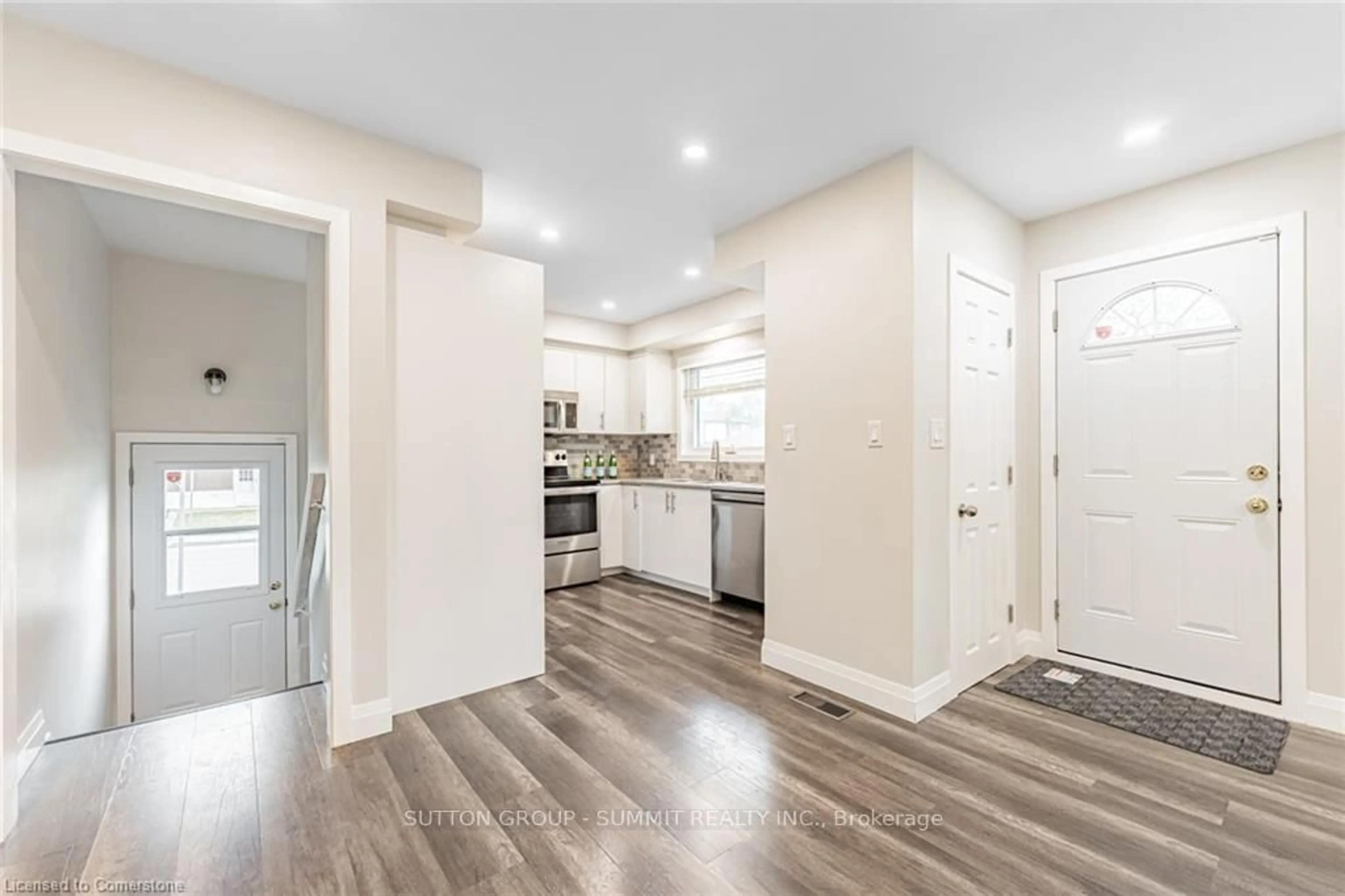 Open concept kitchen, unknown for 173 West 32nd St, Hamilton Ontario L9C 5H1