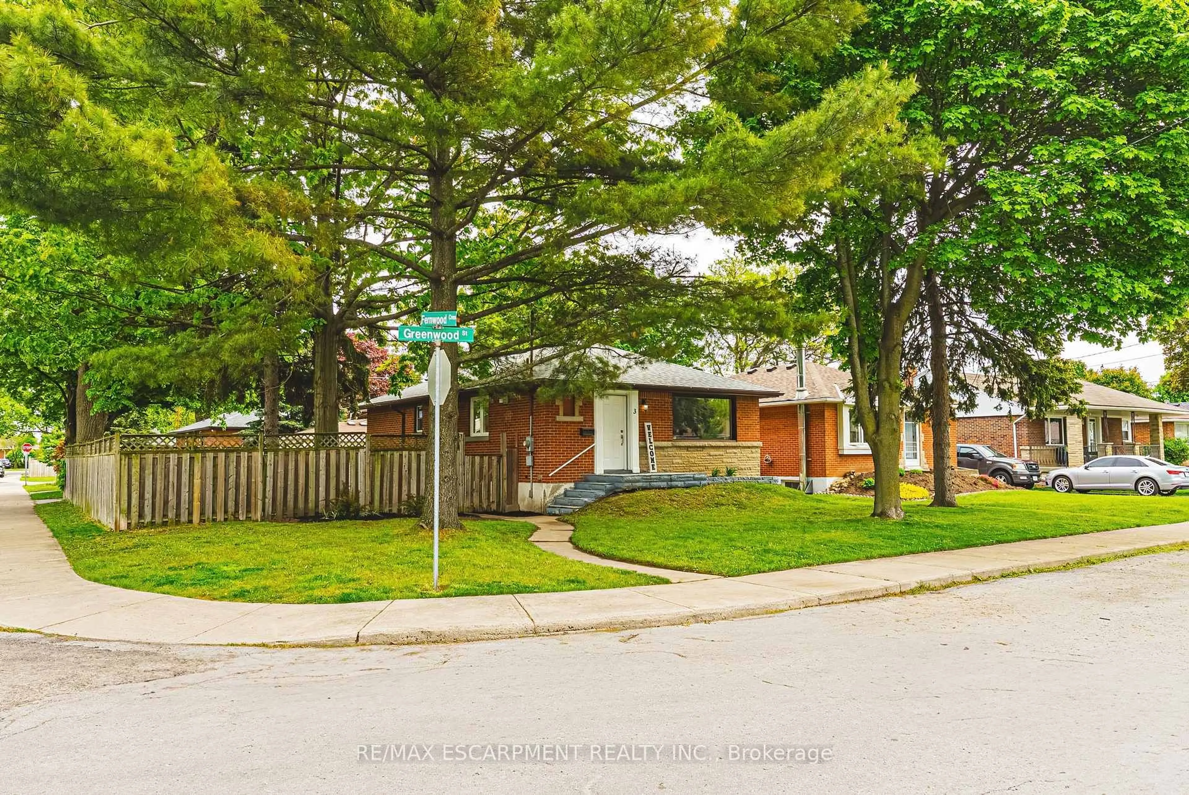 A pic from outside/outdoor area/front of a property/back of a property/a pic from drone, street for 3 Greenwood St, Hamilton Ontario L8T 3N2