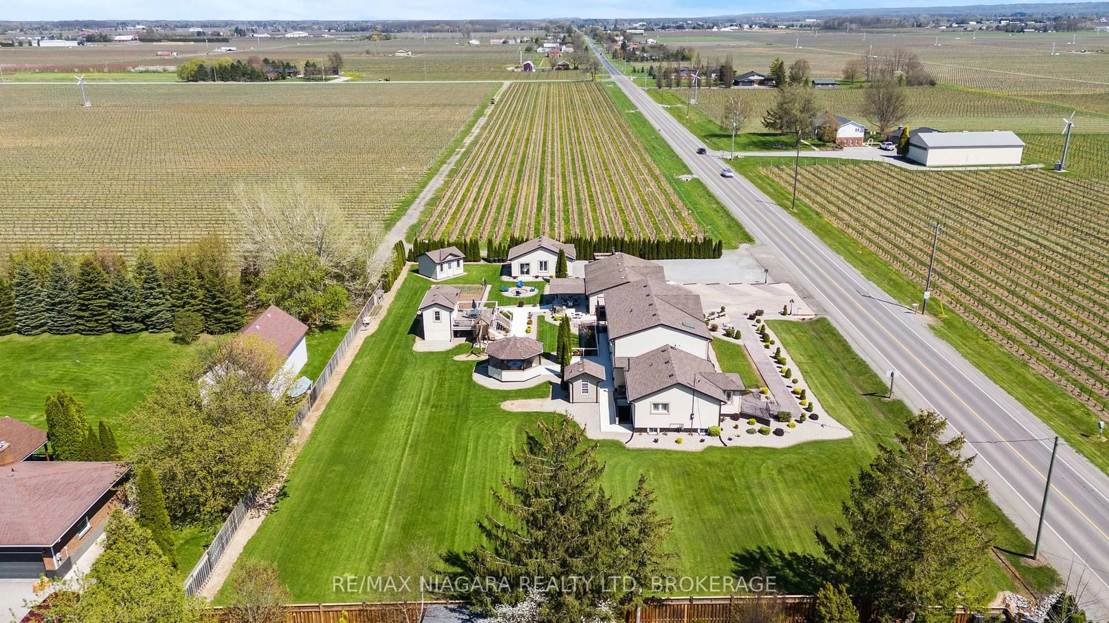 A pic from outside/outdoor area/front of a property/back of a property/a pic from drone, unknown for 724 Line 3 Rd, Niagara-on-the-Lake Ontario L0S 1J0