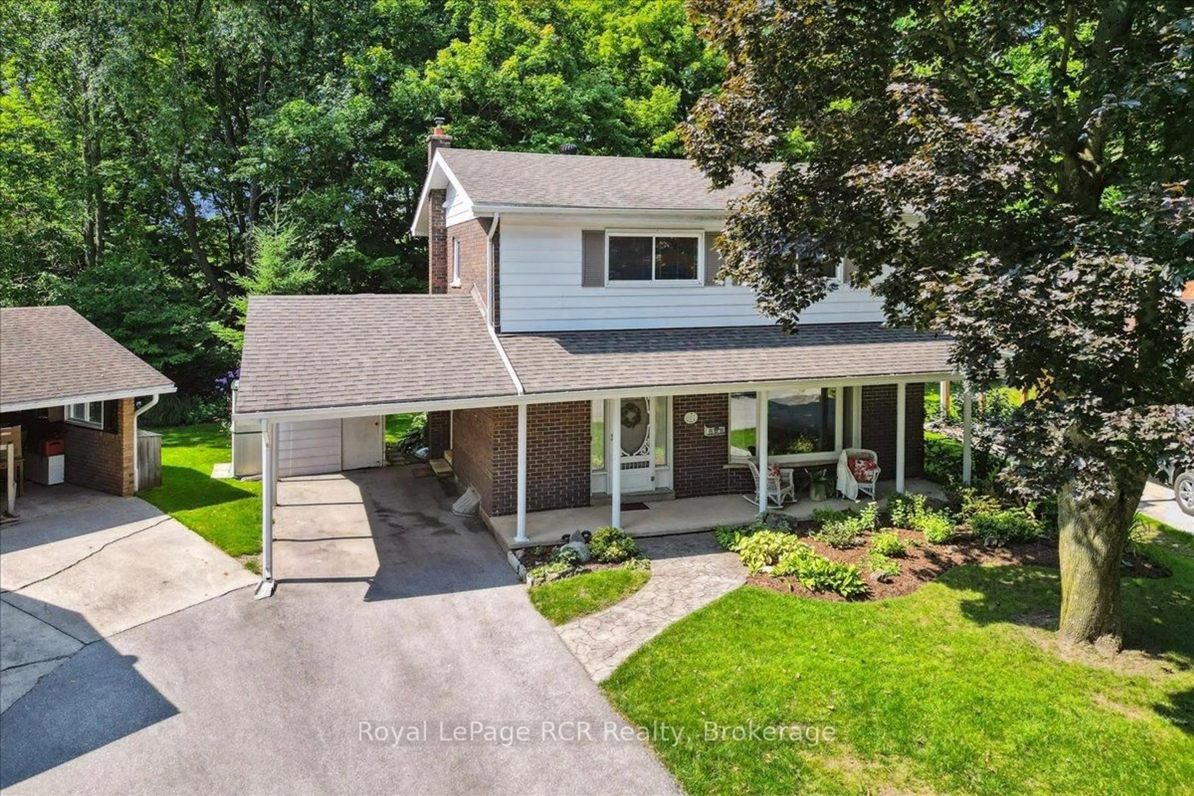 A pic from outside/outdoor area/front of a property/back of a property/a pic from drone, street for 527 5th St, Owen Sound Ontario N4K 1E2