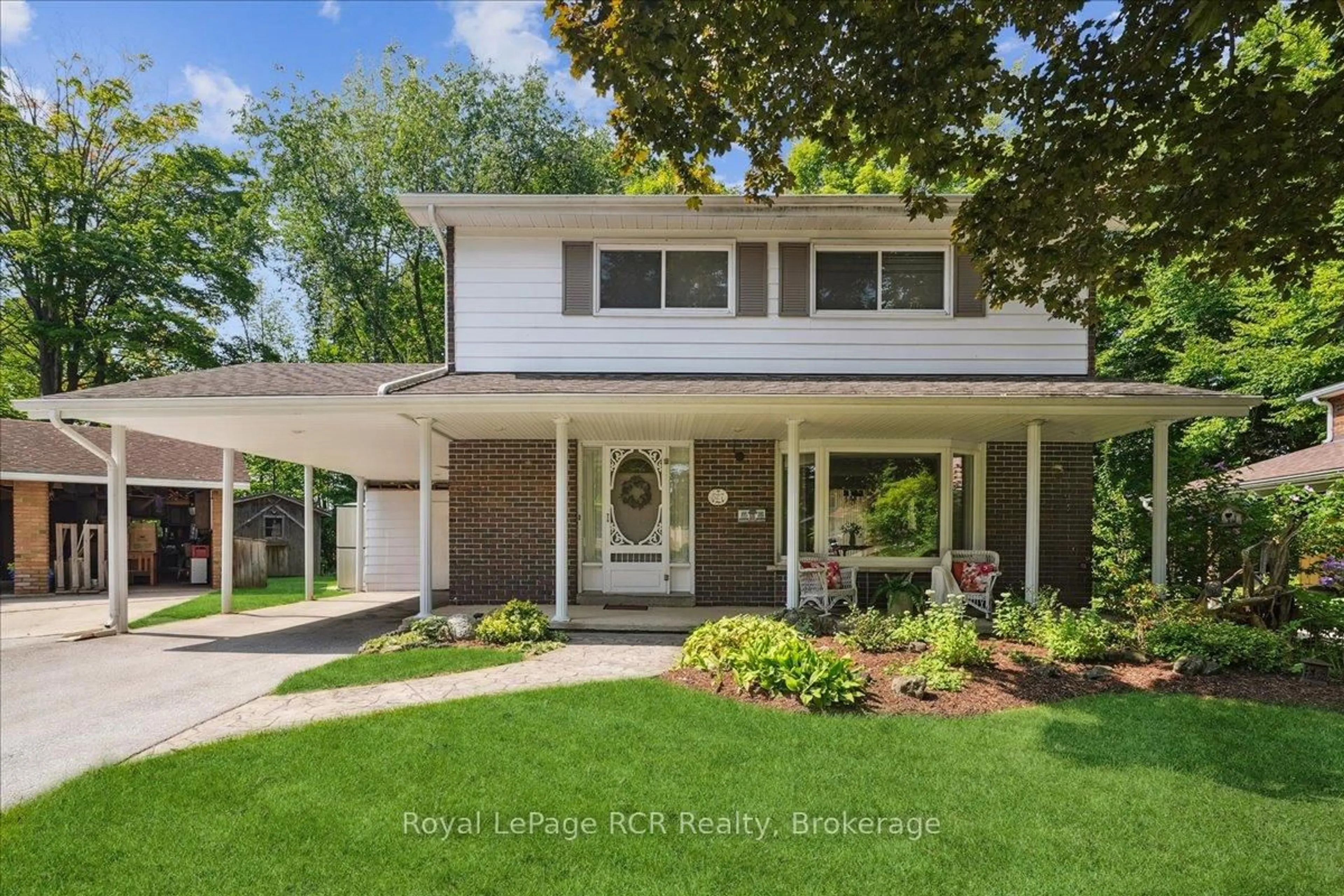 Home with vinyl exterior material, street for 527 5th St, Owen Sound Ontario N4K 1E2