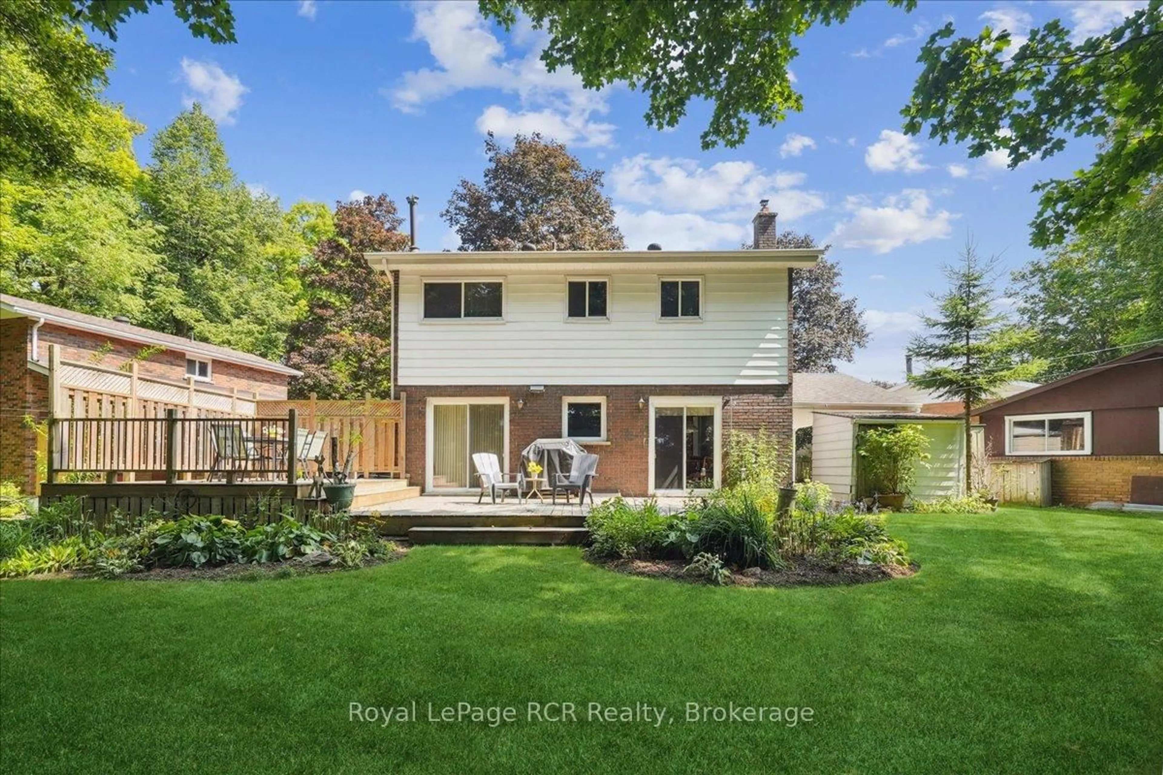 A pic from outside/outdoor area/front of a property/back of a property/a pic from drone, street for 527 5th St, Owen Sound Ontario N4K 1E2