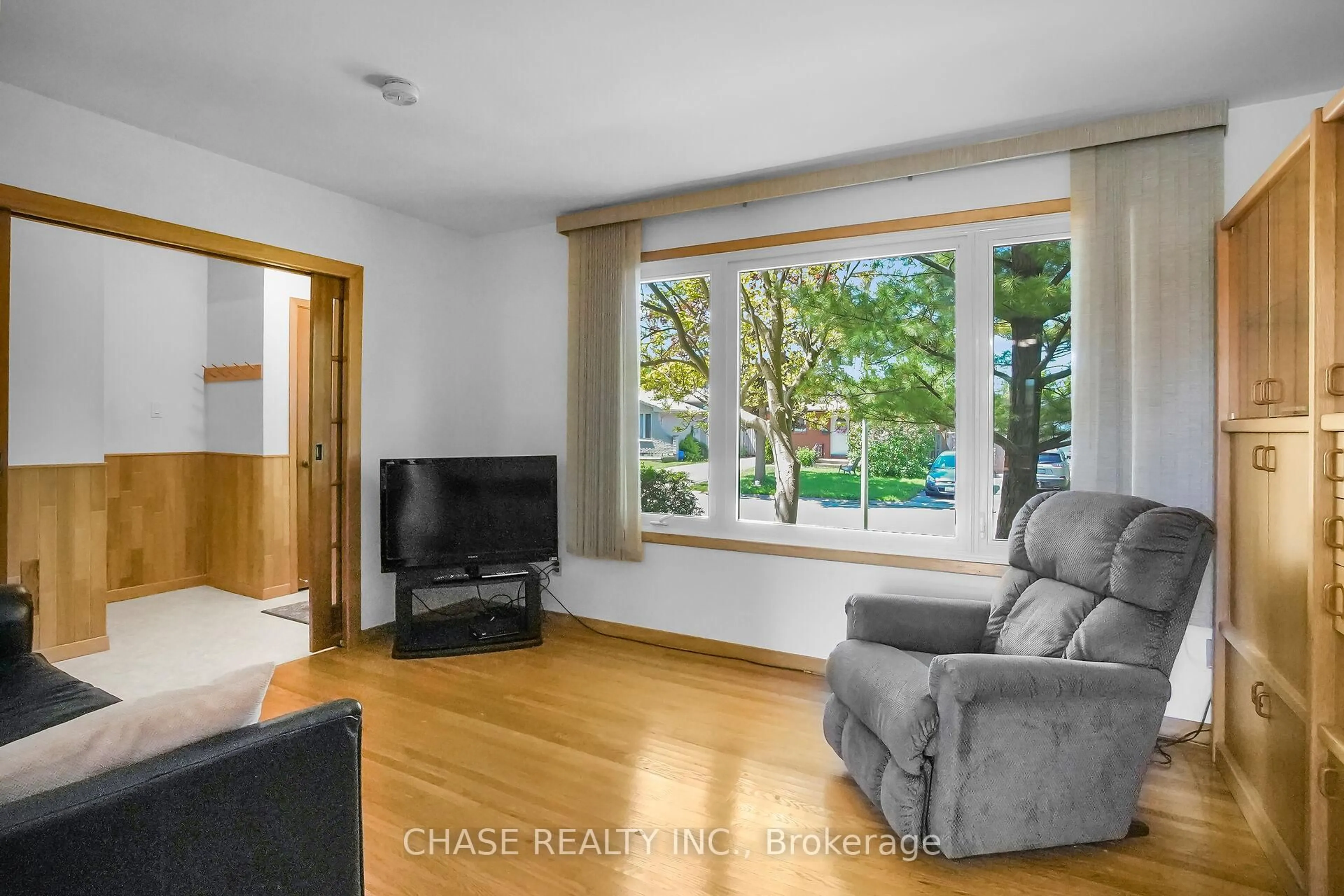 Living room with furniture, wood/laminate floor for 51 Woodrow Cres, London South Ontario N6E 1E7