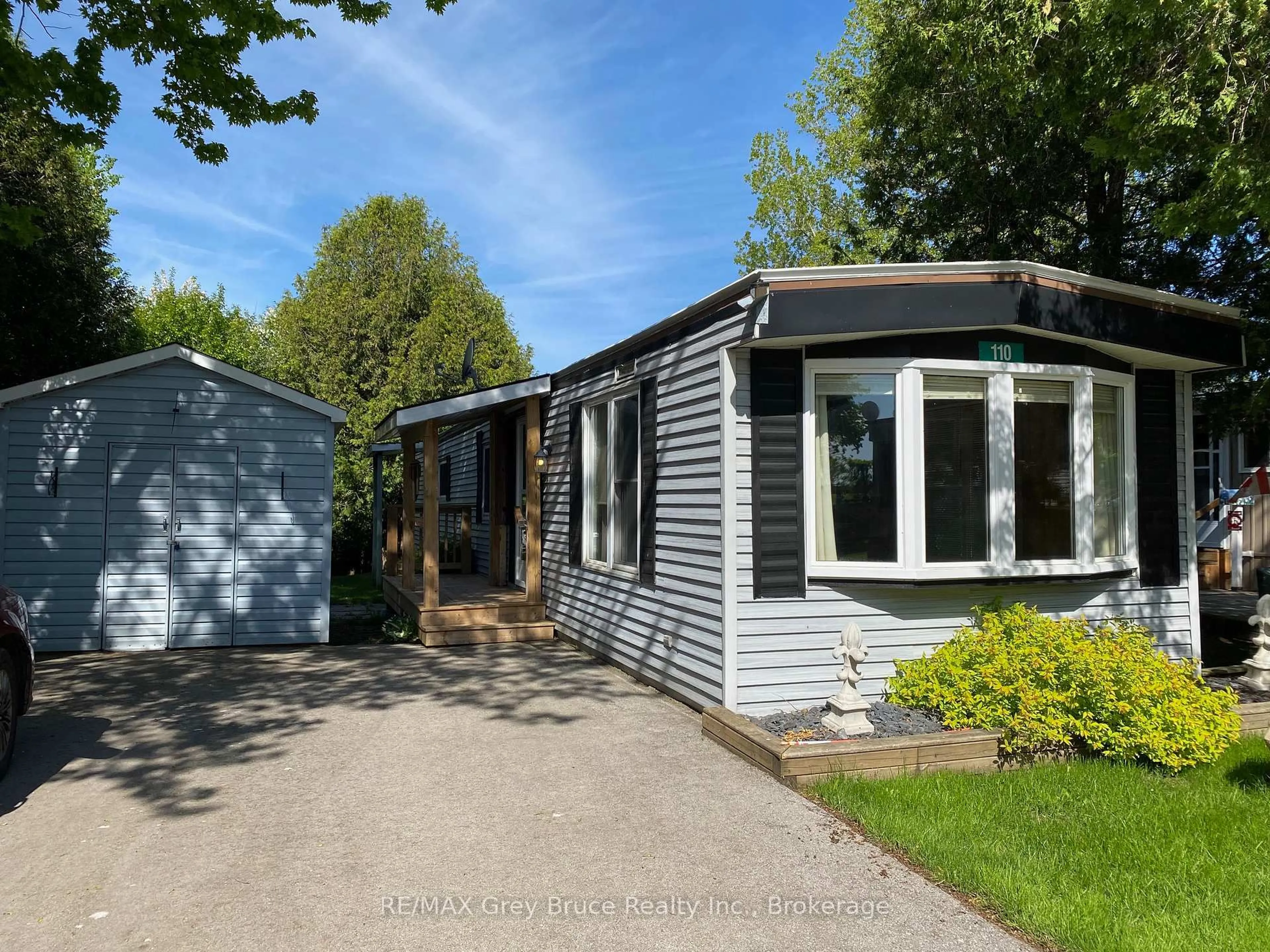 A pic from outside/outdoor area/front of a property/back of a property/a pic from drone, street for 110 Sussex Sq, Georgian Bluffs Ontario N4K 5N5