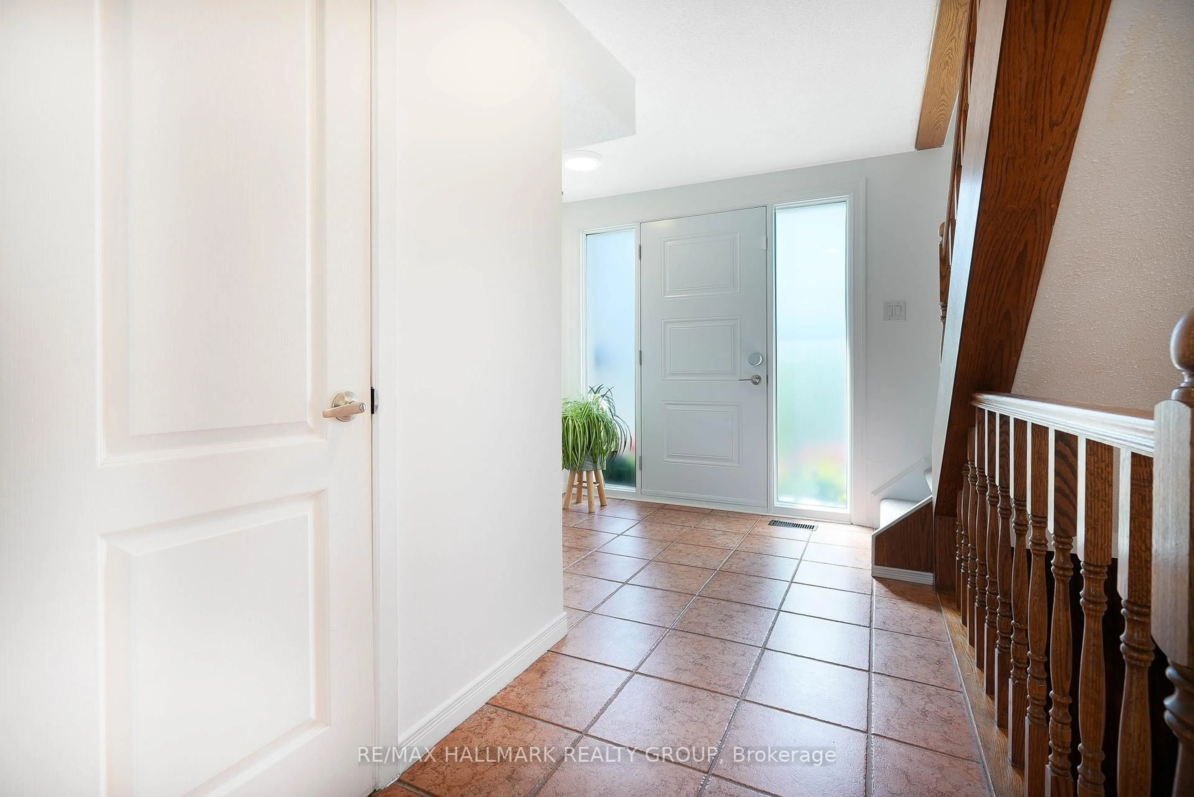 Indoor entryway for 1853 Elmridge Dr, Ottawa Ontario K1J 6R8