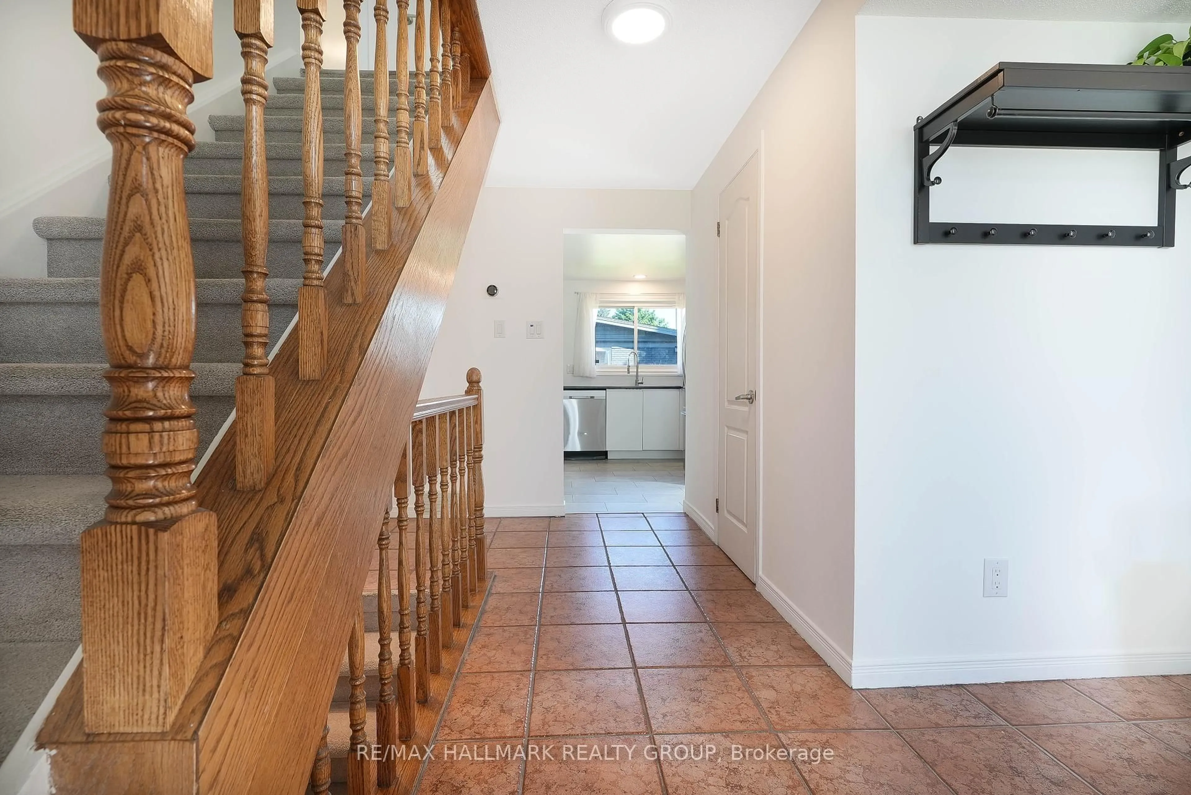 Indoor foyer for 1853 Elmridge Dr, Ottawa Ontario K1J 6R8