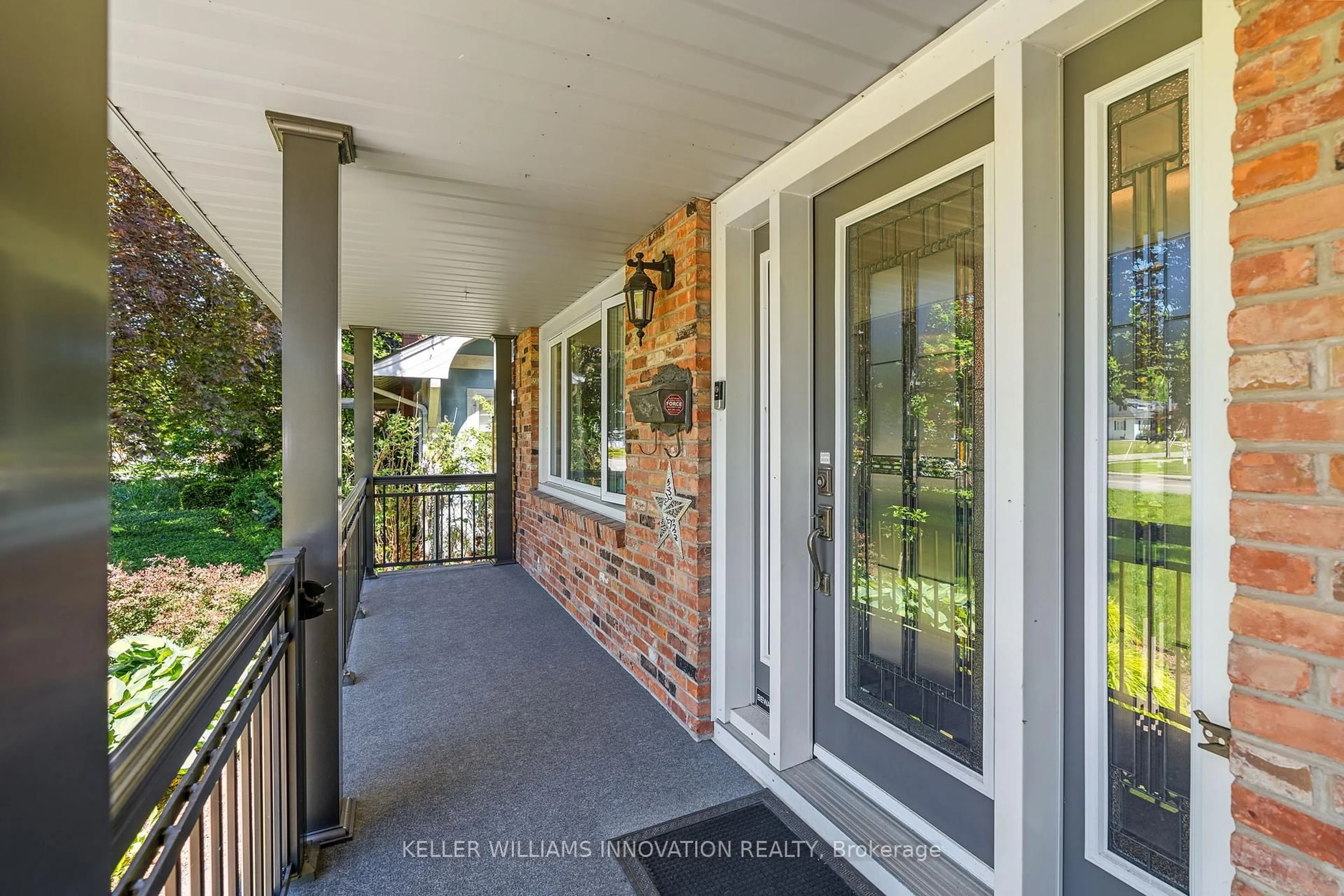 Indoor entryway for 71 Main St, Grimsby Ontario L3M 1N5