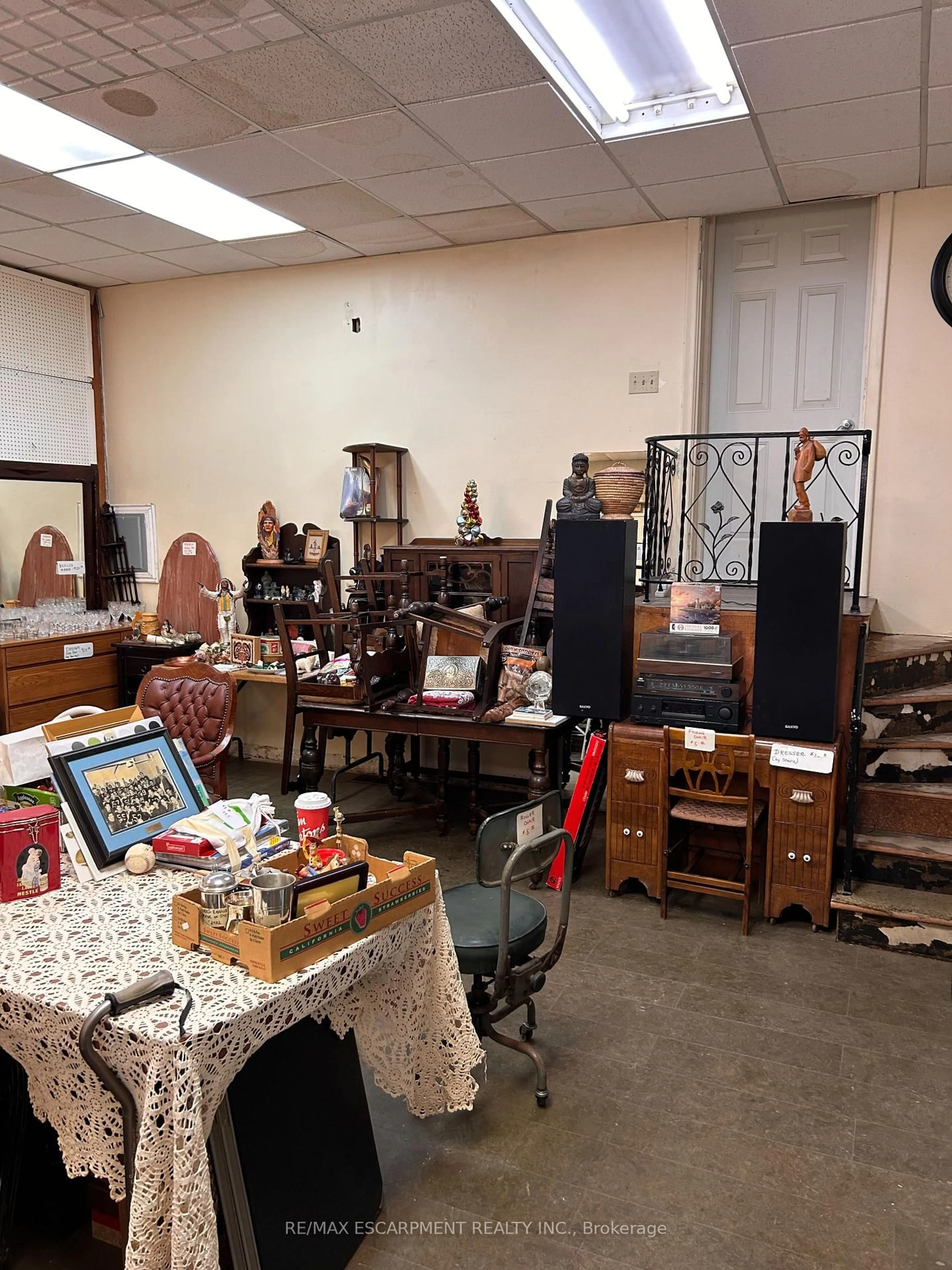 A pic of a room for 797 Main St, Hamilton Ontario L8M 1L5