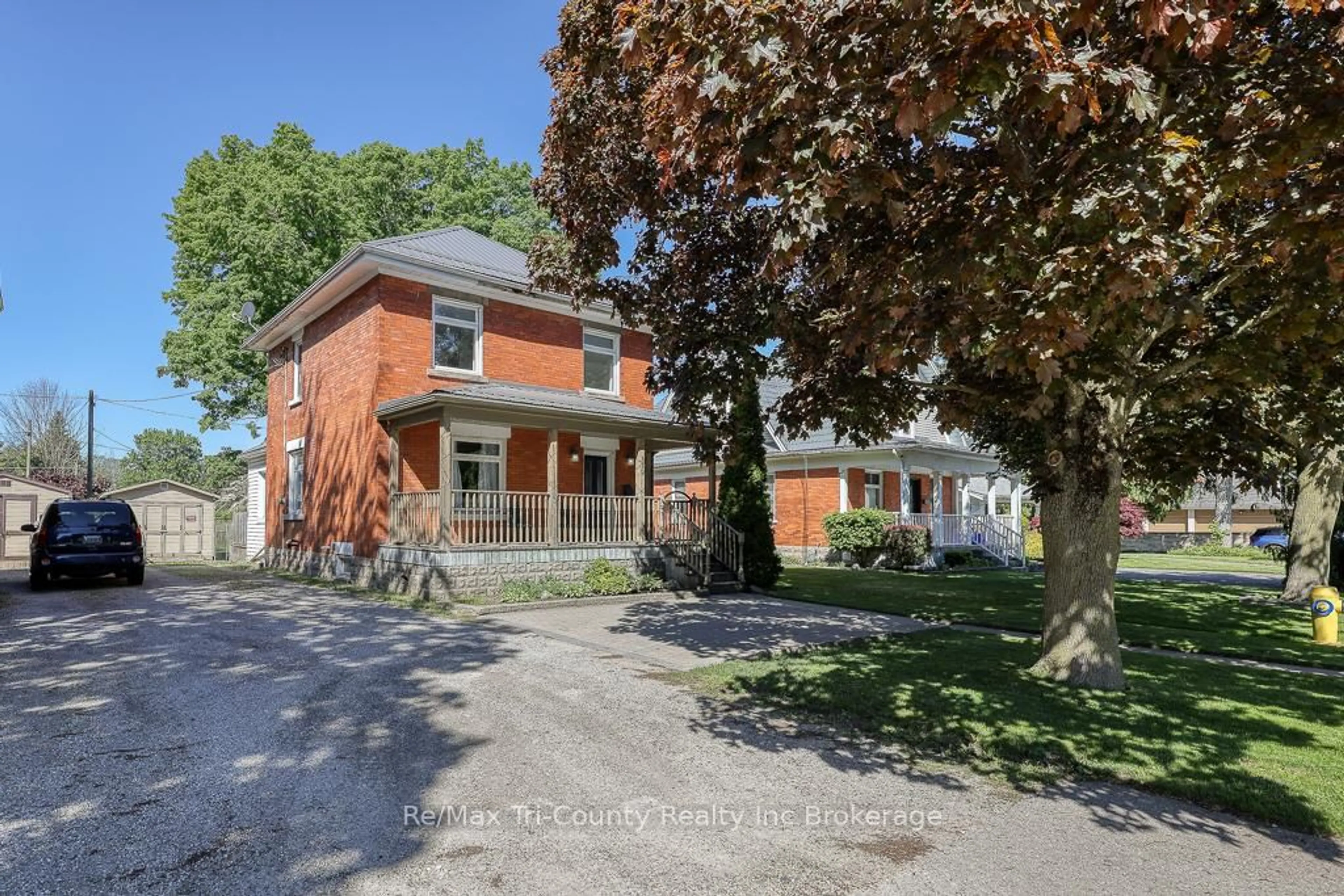 A pic from outside/outdoor area/front of a property/back of a property/a pic from drone, street for 339 Broadway St, Tillsonburg Ontario N4G 3S4