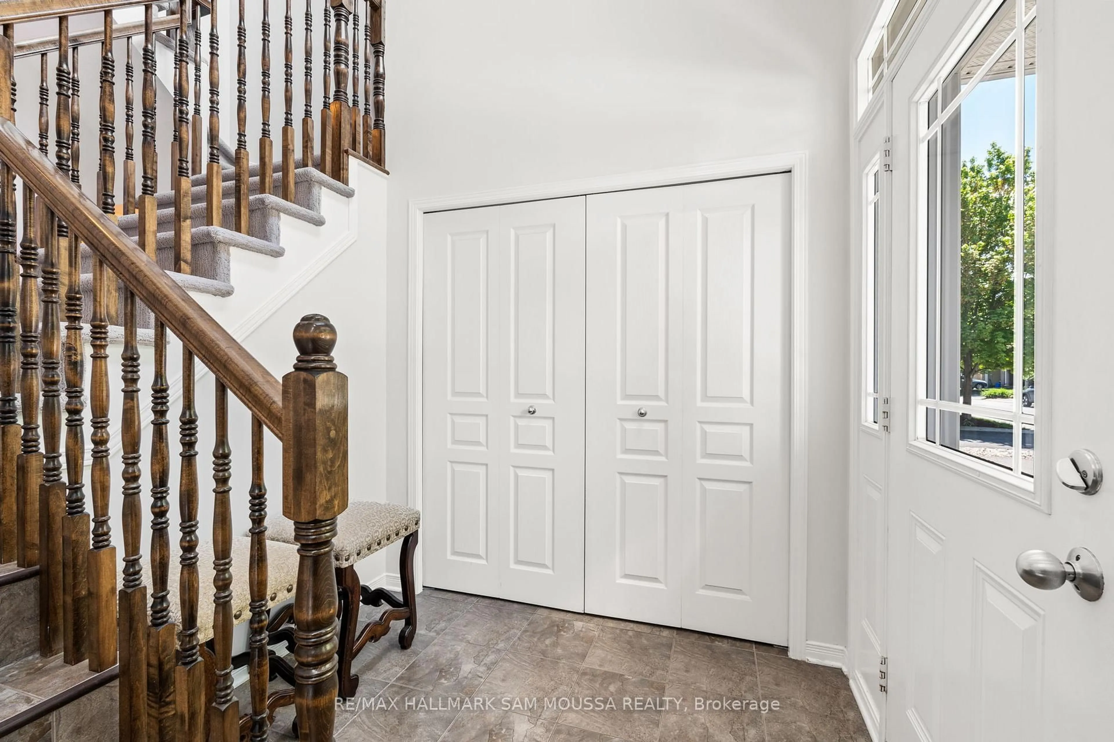 Indoor entryway for 295 Harthill Way, Ottawa Ontario K2J 0P3