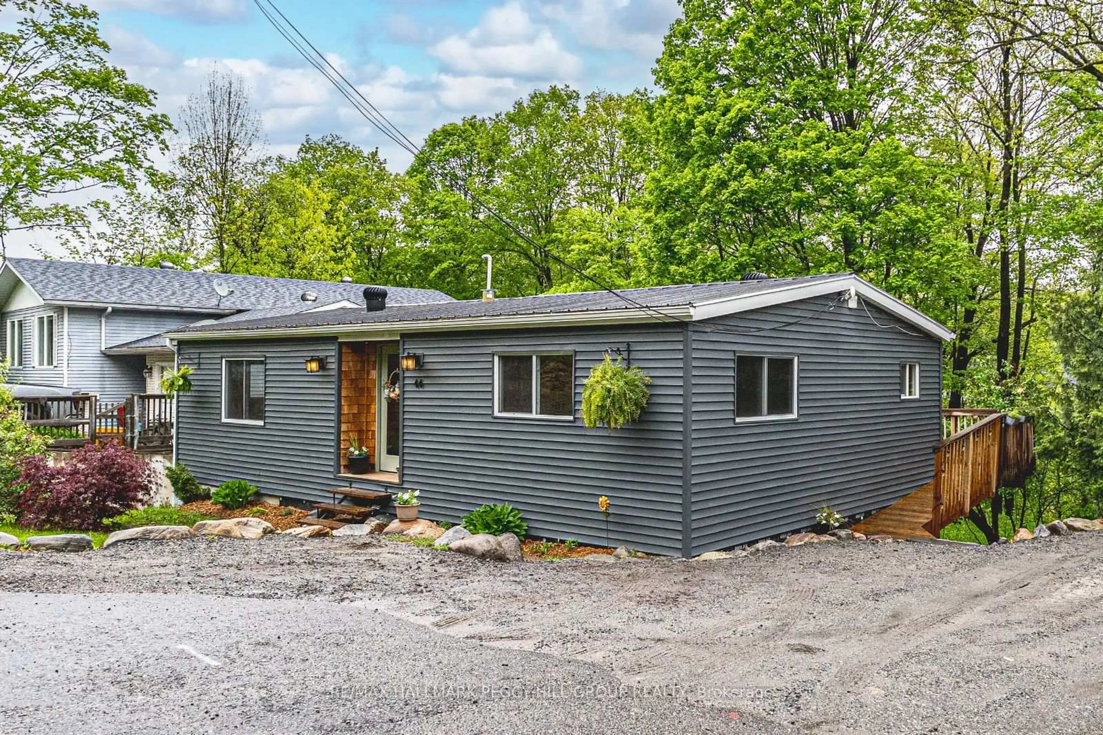 Home with vinyl exterior material, street for 44 Edward St, Bracebridge Ontario P1L 1H5