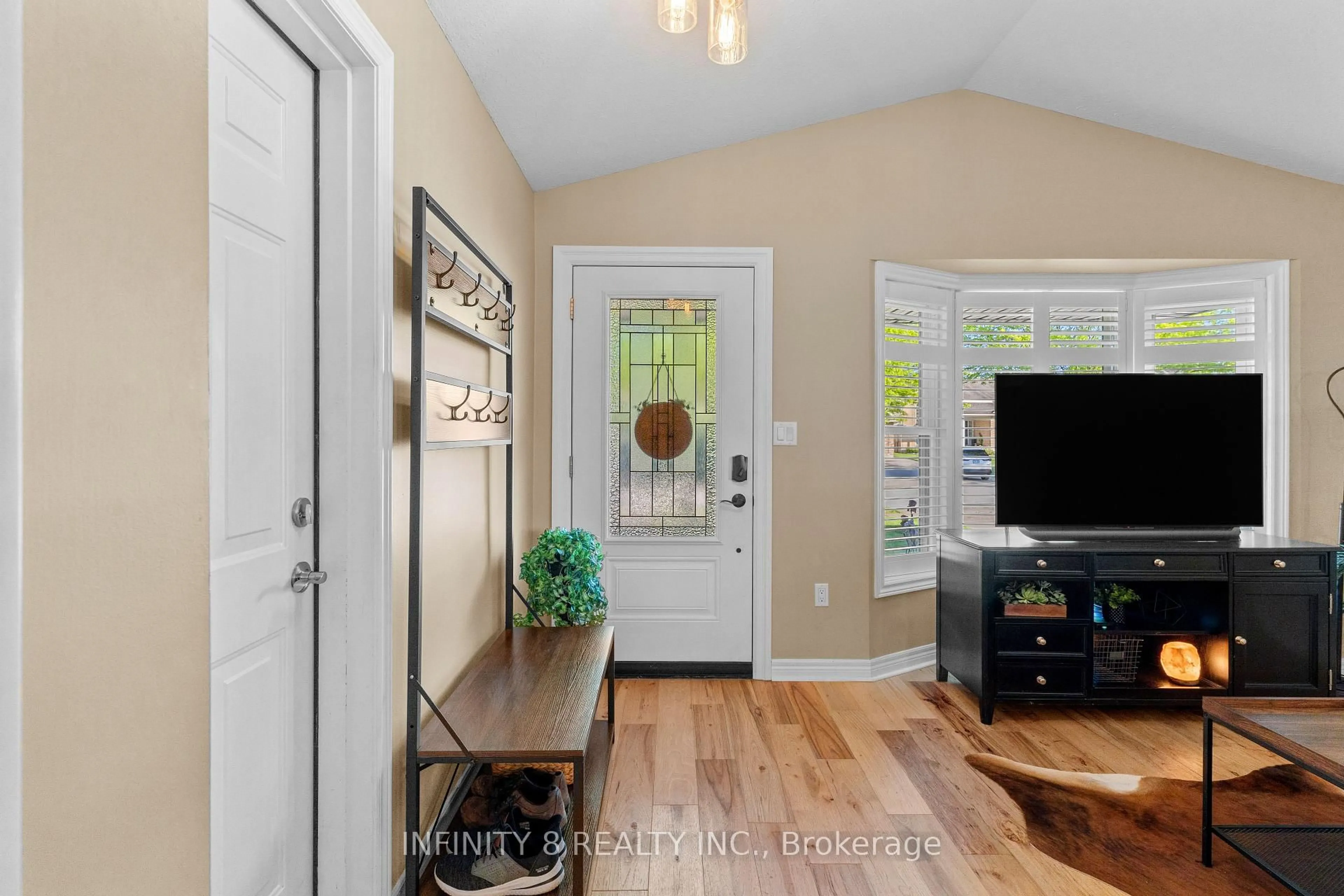 Indoor entryway for 7745 Bishop Ave, Niagara Falls Ontario L2H 3G2