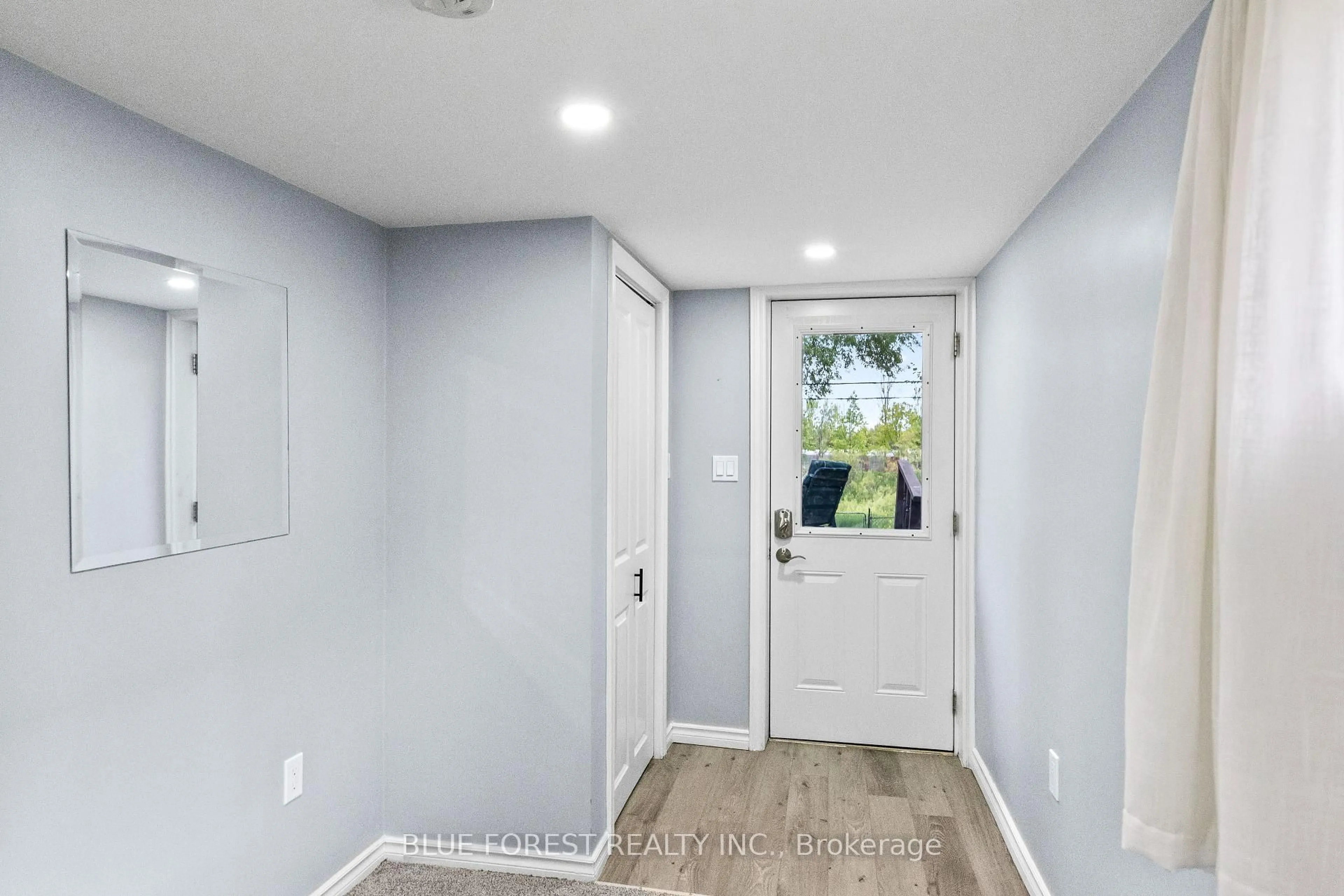 Indoor entryway for 69 CONNAUGHT Ave, London East Ontario N5Y 3A5
