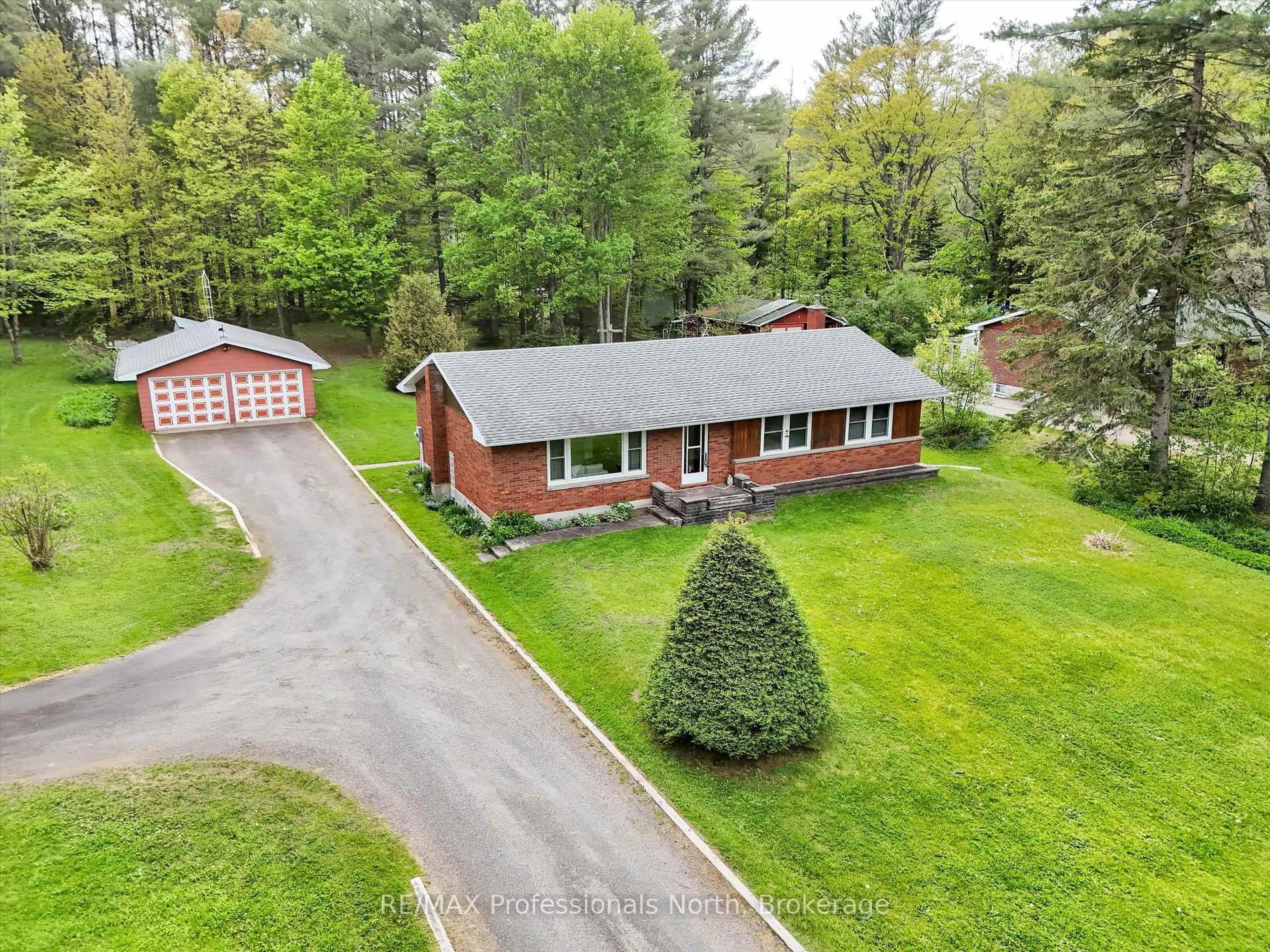 A pic from outside/outdoor area/front of a property/back of a property/a pic from drone, unknown for 1166 Manitoba St, Bracebridge Ontario P1L 0K8