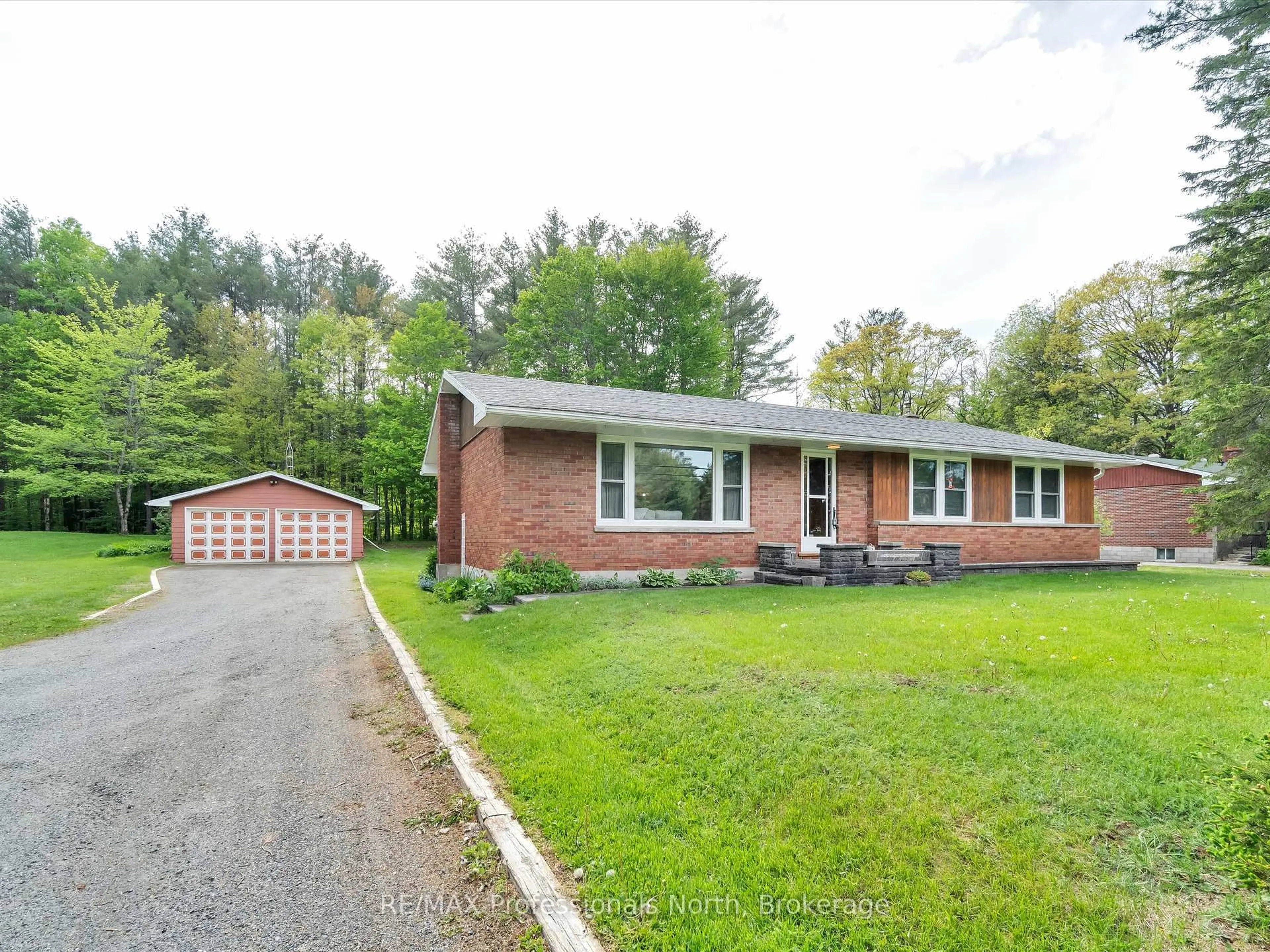 A pic from outside/outdoor area/front of a property/back of a property/a pic from drone, street for 1166 Manitoba St, Bracebridge Ontario P1L 0K8