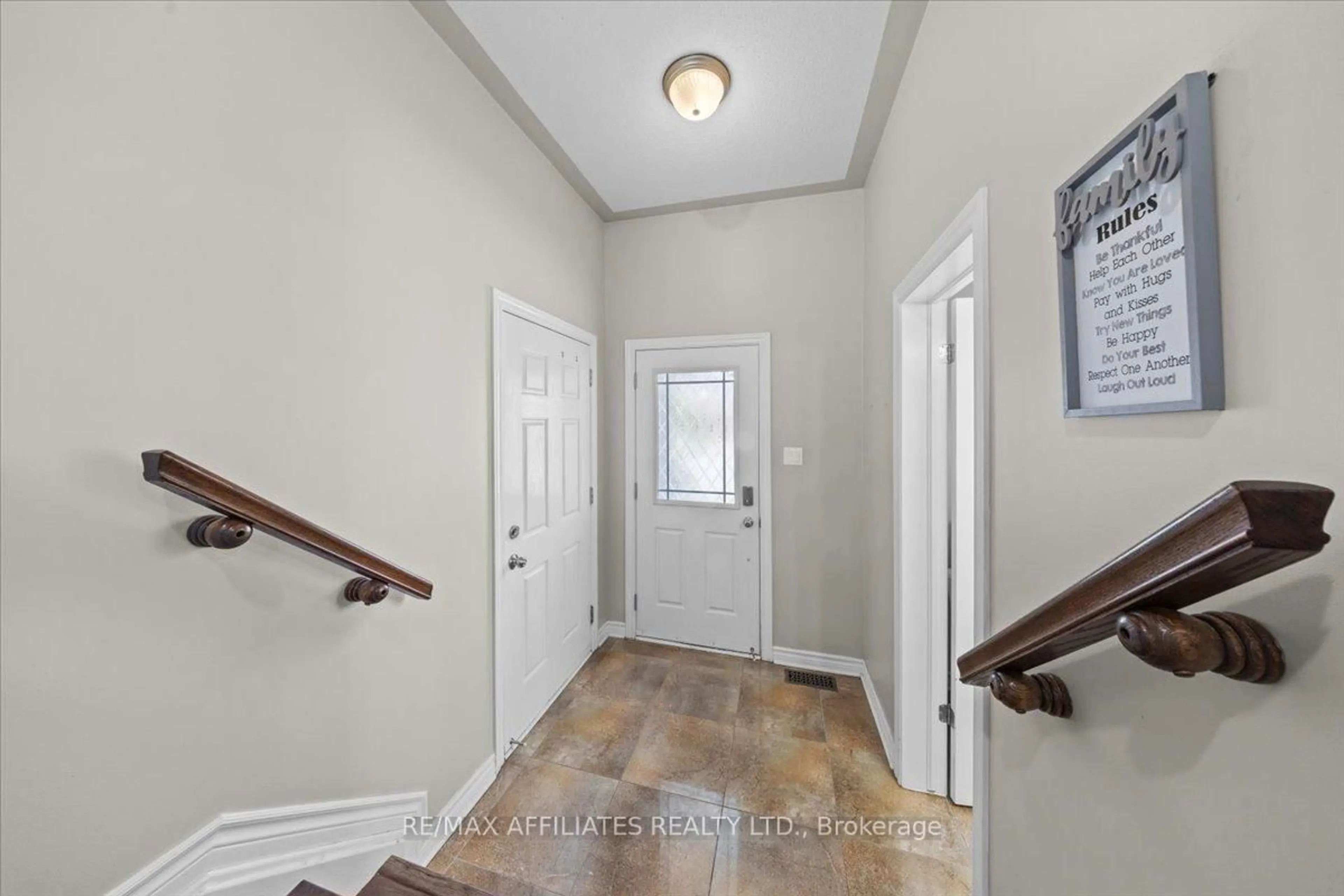 Indoor entryway for 119 Silvermoon Cres, Ottawa Ontario K4A 0P5