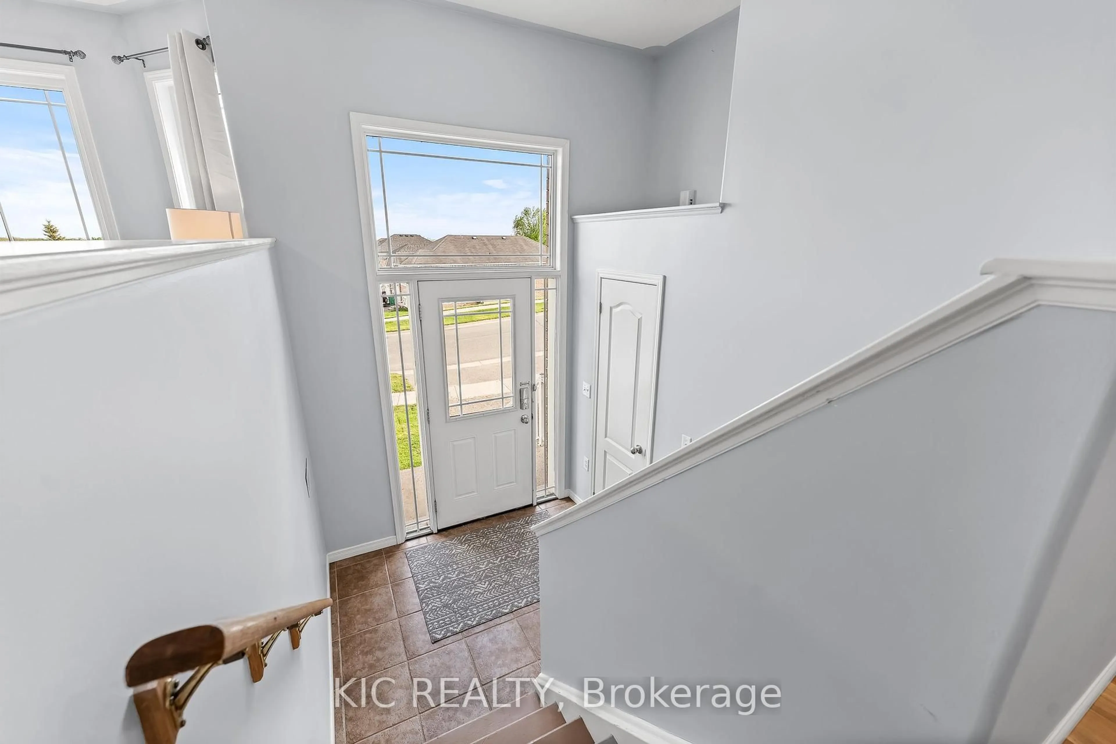 Indoor entryway for 574 Clancy Cres, Peterborough West Ontario K9K 2S2