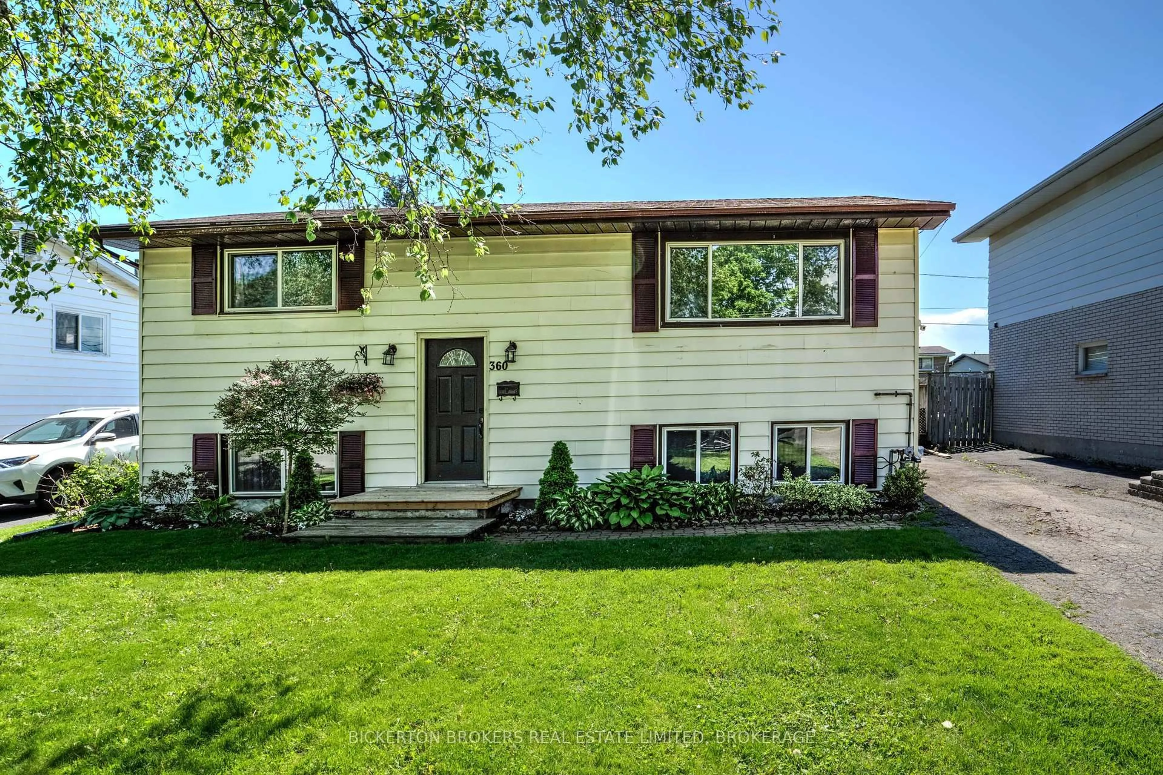 Home with vinyl exterior material, street for 360 First Ave, Brockville Ontario K6V 3C1