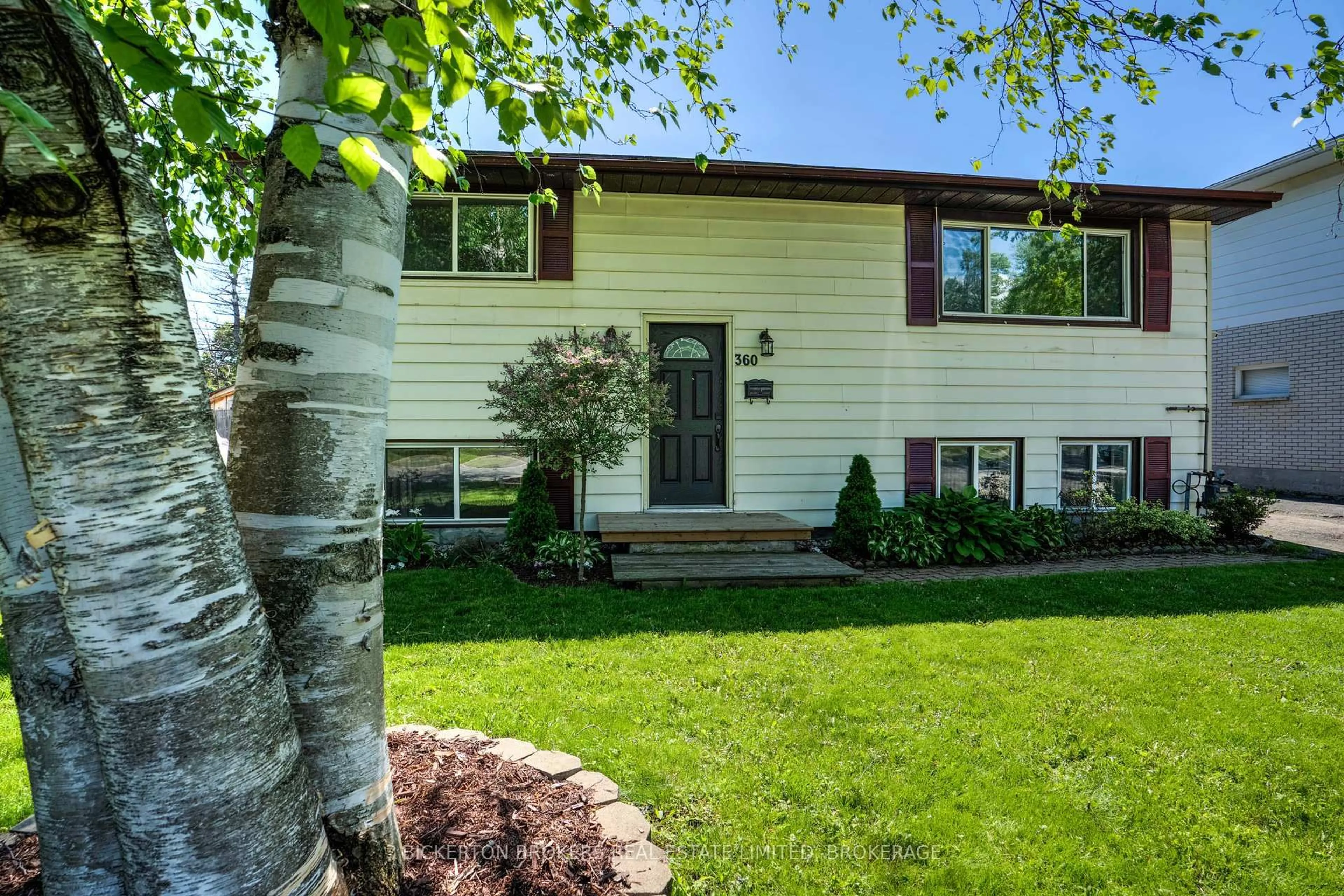 Home with vinyl exterior material, street for 360 First Ave, Brockville Ontario K6V 3C1